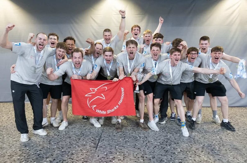 DSV-Pokal 2026 | 2 x Podium für unsere LSN-Vereine 🏆🤽🏼♂️
Gold und Bronze gehen nach Hannover! Beim DSV-Pokal in Berlin sorgten unsere niedersächsischen Wasserball-Teams für ein erfolgreiches Wochenende auf nationaler Bühne. 💥
🥇 @waspo98hannover sicherte sich mit einem 14:11-Erfolg gegen Duisburg erneut den Pokalsieg. Für Waspo ist es bereits der achte Pokalsieg in den vergangenen zehn Jahren. Gleichzeitig bleibt das Team damit seit September 2024 ungeschlagen.
🥉 Auch die @whitesharkshannover überzeugten beim Finalturnier und sicherten sich nach einem 13:11 gegen den Duisburger SV 1898 im kleinen Finale die Bronzemedaille.
Herzlichen Glückwunsch an beide Teams! Wir sind super stolz & freuen uns sehr für euch!
📸 @saseseifert
#lsn #landesschwimmverbandniedersachsen #wasserball #dsvpokal