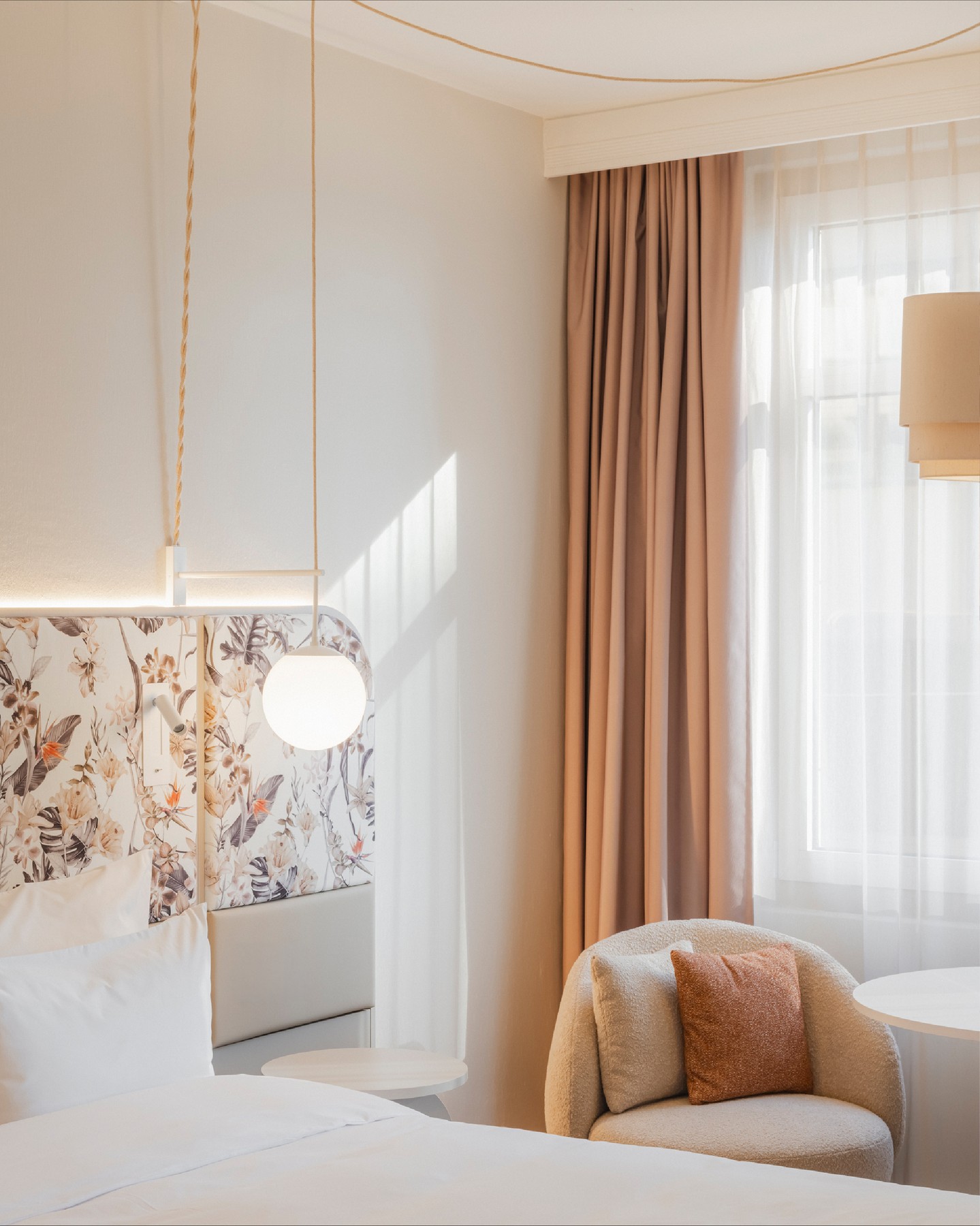 Radisson Blu Bremen. Soft by design.
A palette that whispers: warm beige, dusty pastels, and textures that invite you to slow down the moment you walk in.
A room that rests, so you can too.
#KitzigDesignStudios #RadissonBluBremen #HotelDesign #InteriorDesign #hospitalitydesign #DesignBeyondBoundaries #HospitalityDesign #BedroomDesign #NeutralInteriors