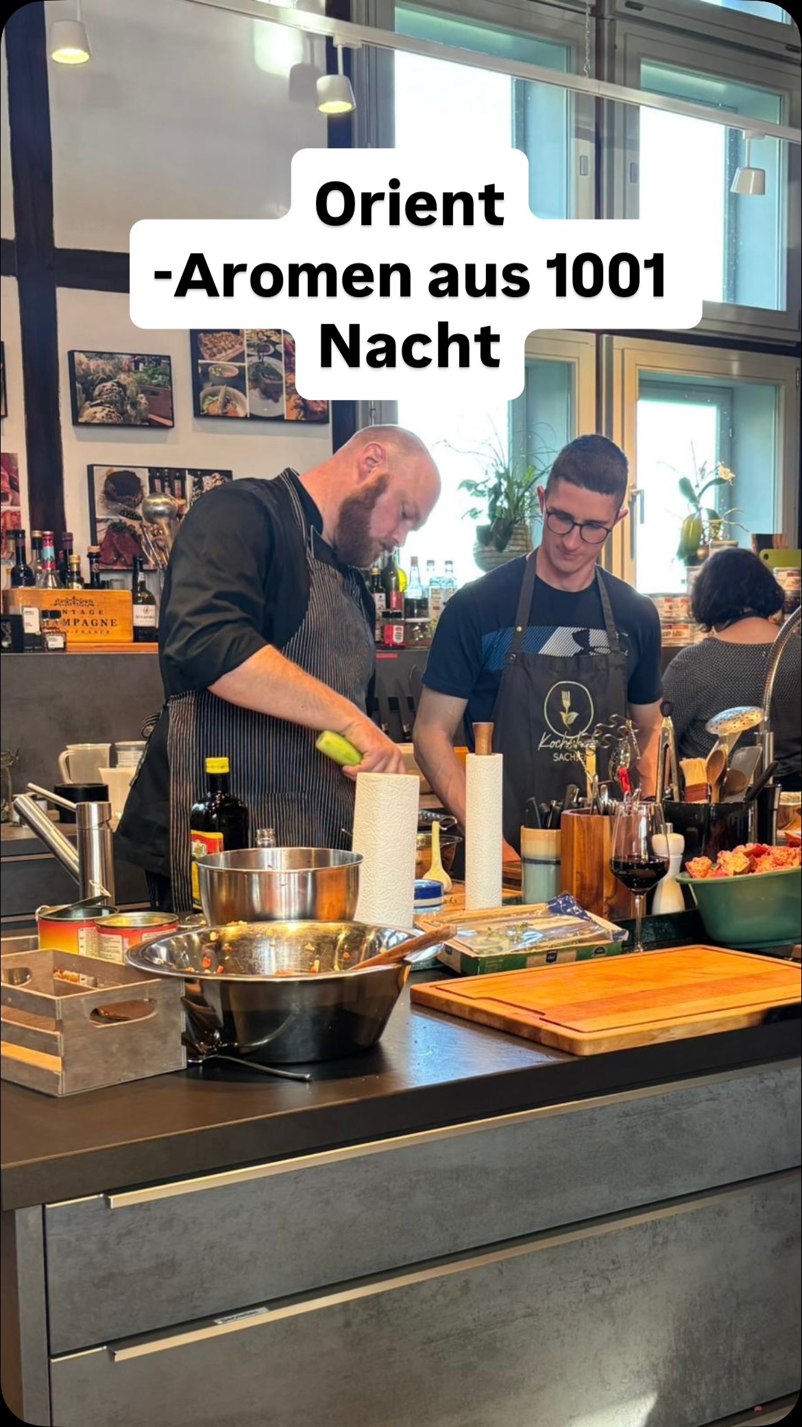 Unsere Kochschule Sachsen verwandelte sich neulich während eines warmen Frühlingsabends zu einem Ort der 1001 Düfte, Aromen und Farben ....... ?✨?
Die Meze- Tafel, die das absolute Herzstück der Geselligkeit im nahen Osten widerspiegelt - enthielt köstliche orientalische Vorspeisen und ausgesuchte Lieblingsrezepte der Kalifen, welche in der Mitte des Tisches farbenprächtig in Szene gesetzt und dann natürlich probiert worden ?.
Der Abend zog alle Teilnehmer mit ausgefallenen Rezepten in seinen Bann ... Gewürz-Falafel, Kichererbsen-Fladen, Chermoula, Baklava und ein Orangen-Rosmarin-Sorbet waren nur einige der morgenländischen Rezepte die probiert und für hervorragend befunden worden ✅.
Eine kleine Exkursion ... raus dem Alltag hinein in eine andere kulinarische Welt!
Wir halten für euch über 60 verschiedene Kochkursthemen bereit. Unsere Kochthemen sind dabei sehr vielfältig und decken verschiedene Regionen und Ernährungsweisen ab. Wir laden euch ein auf eine kulinarische Weltreise, von authentischen Street-Food-Erlebnissen bis hin zu gehobener internationaler Küche. Schaut gern bei uns rein oder kontaktiert uns!
?? www.kochschule-sachsen.de
? 0174/2894035
✉️ verkauf@kochschule-sachsen.de
#kochschulesachsen #waldenburg #rezeptideen #kochenmachtspass #kochenlernen