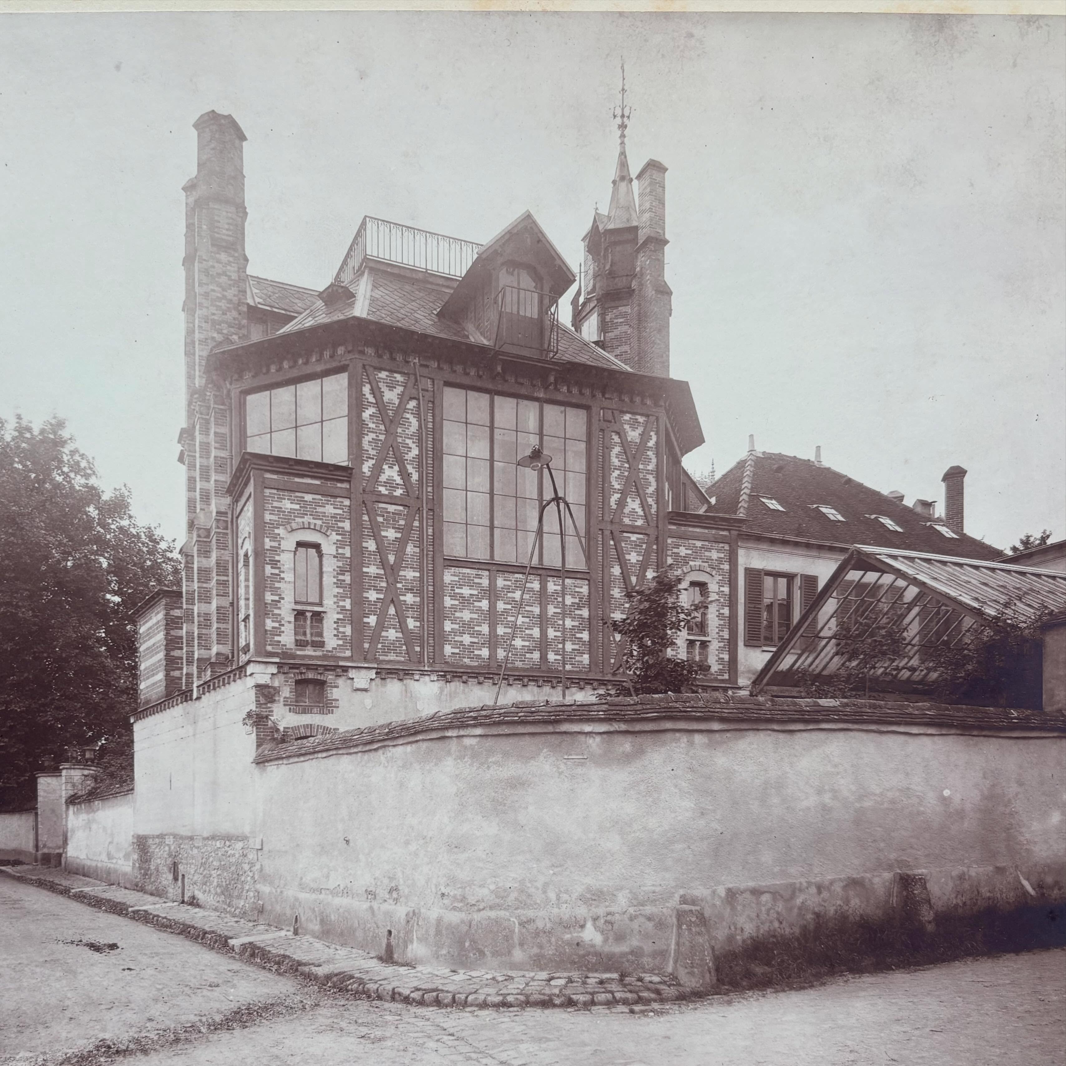 Vue de l’atelier de Rosa Bonheur à la fin du XIXe siècle ?
Avez-vous remarqué le lampadaire ? Chose extraordinaire, dès la fin des années 1880, Rosa Bonheur fait installer l’électricité au château ! Pour cela, elle a dû acheter les groupes électrogènes, permettant au village de By de bénéficier de cette installation.
#rosabonheur #chateaurosabonheur #electicite #archive #pattimoine