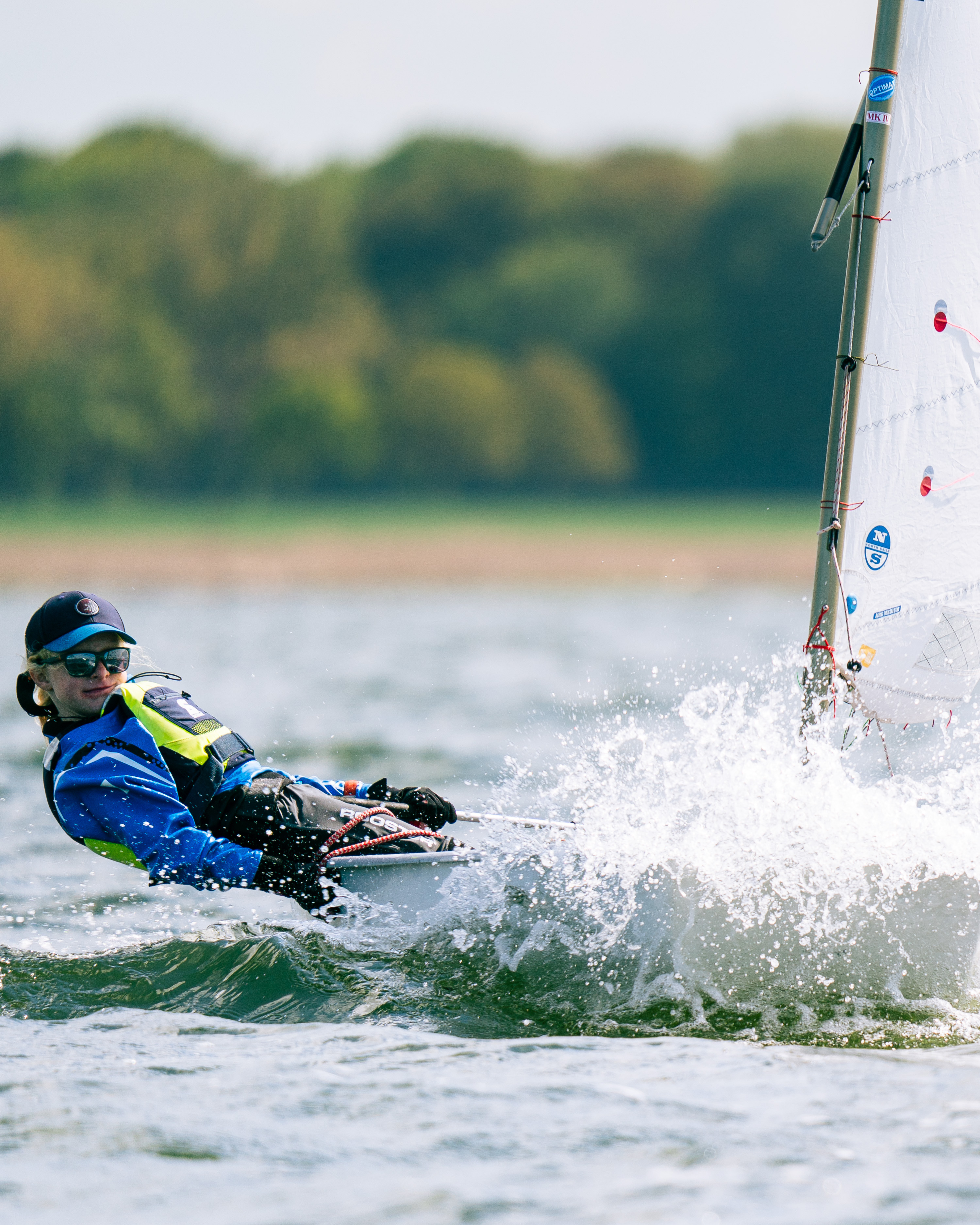 Erfolgreiches Wochenende beim Boddenpokal!
Mit 3 Opti-A und 2 Opti-B SeglerInnen waren wir zu Gast bei der GJA Greifswald. Während wir am Samstag bei Top-Bedingungen gleich 4 Wettfahrten absolvieren konnten, reichte der Wind am Sonntag noch für ein finales Rennen.
Wir sind super stolz auf die Ergebnisse – besonders hervorzuheben ist der starke 12. Platz (von 50) in Opti A.
Vielen Dank für die exzellente Wettfahrtleitung und die Gastfreundschaft!