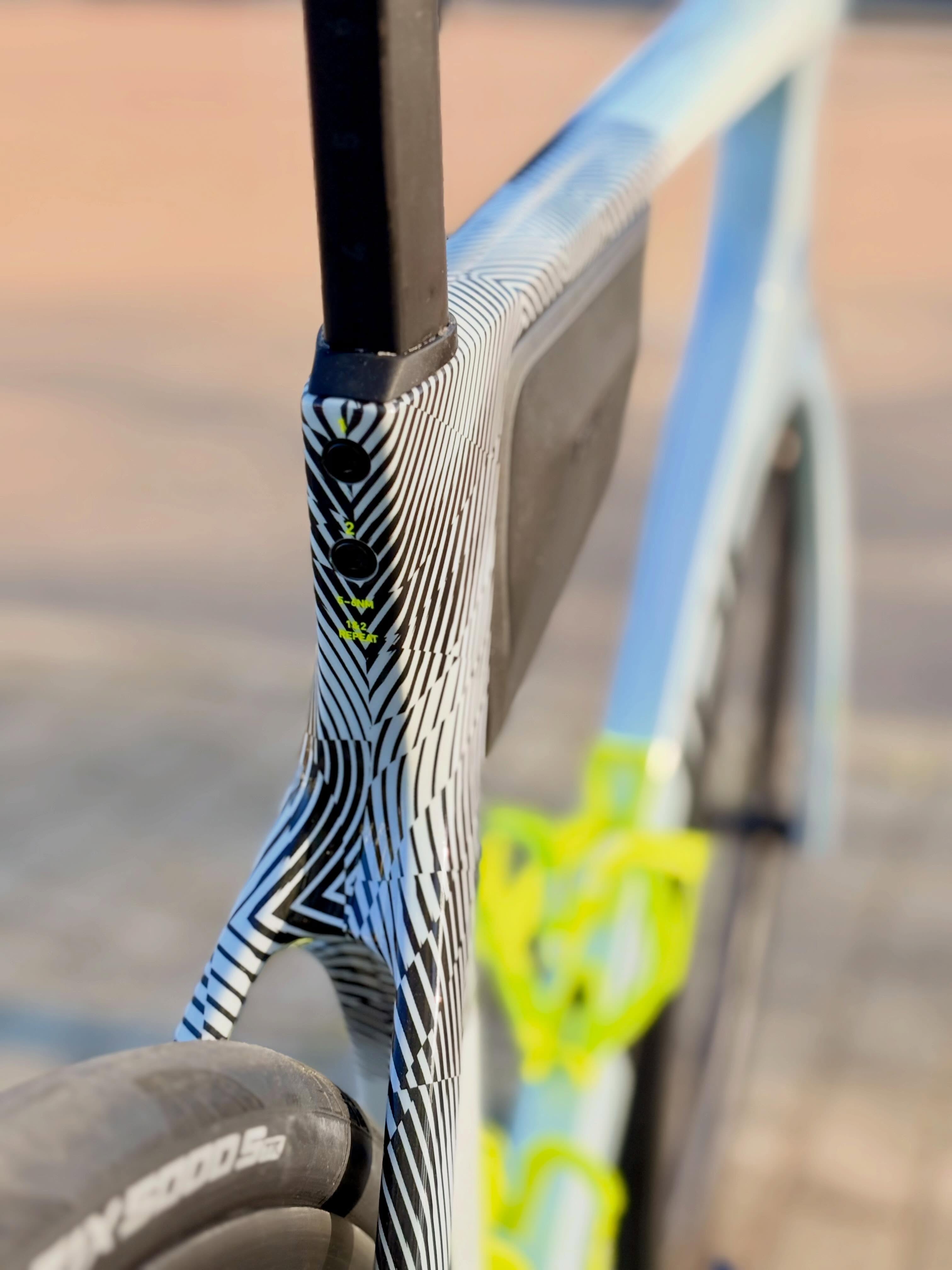 Details Details Details! 👀⚡️
Das aktuell stark nachgefragte Roadbike mit sportiver Endurance-Geometrie zeigt, dass Performance und Ausstattung nicht unbezahlbar sein müssen. 💰
Bereits ab 3799€ gibt’s hier eine cleane integrierte Lenker-Vorbaueinheit und sogar direkt ein Powermeter ab Werk dazu. 📈
Sportlich, modern und bereit für lange Tage im Sattel — genau so muss ein aktueller Renner aussehen. 🚴♂️💨
#bikepointdresden #bike #cube #agree #roadbike