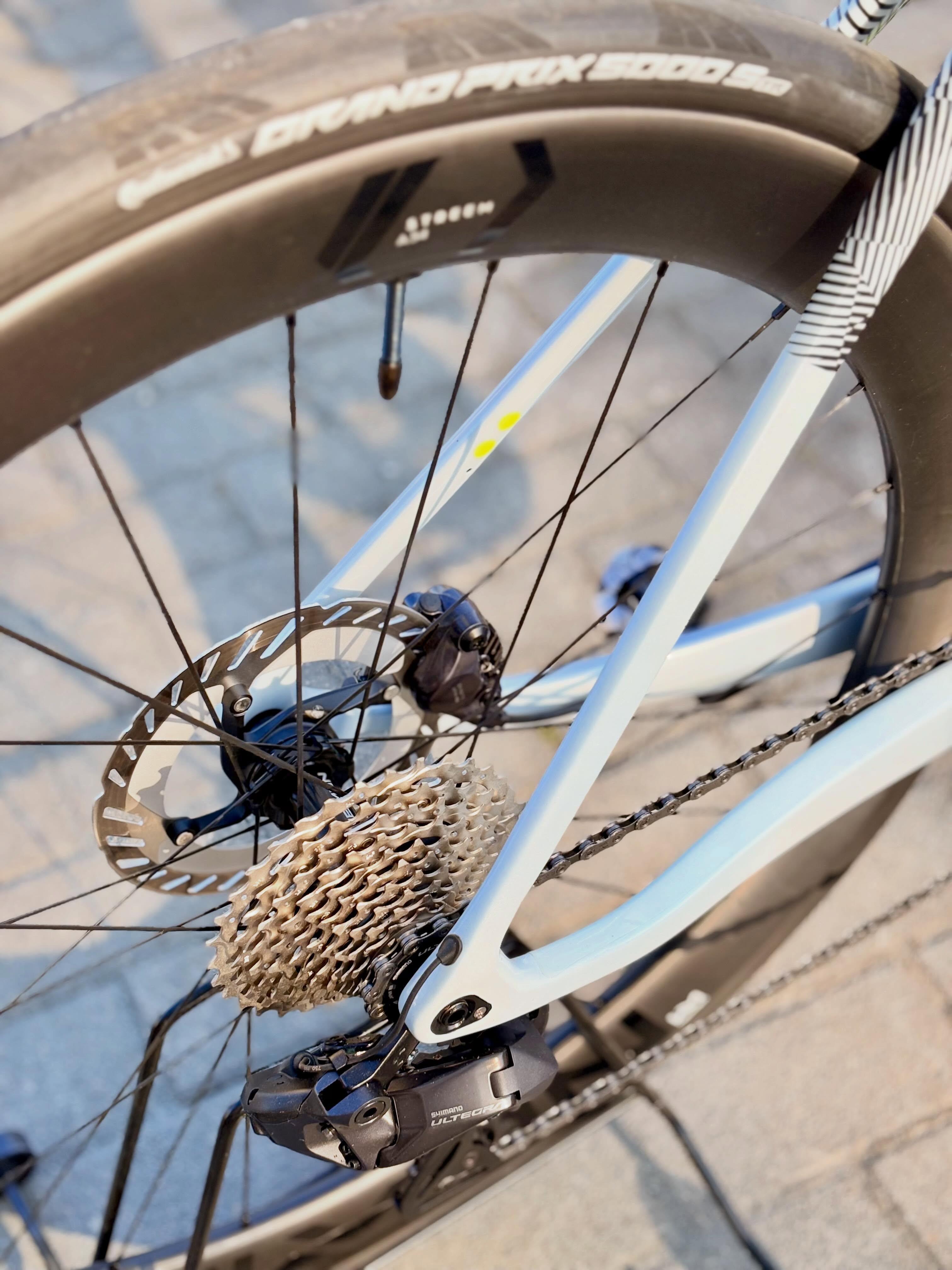 Details Details Details! 👀⚡️
Das aktuell stark nachgefragte Roadbike mit sportiver Endurance-Geometrie zeigt, dass Performance und Ausstattung nicht unbezahlbar sein müssen. 💰
Bereits ab 3799€ gibt’s hier eine cleane integrierte Lenker-Vorbaueinheit und sogar direkt ein Powermeter ab Werk dazu. 📈
Sportlich, modern und bereit für lange Tage im Sattel — genau so muss ein aktueller Renner aussehen. 🚴♂️💨
#bikepointdresden #bike #cube #agree #roadbike