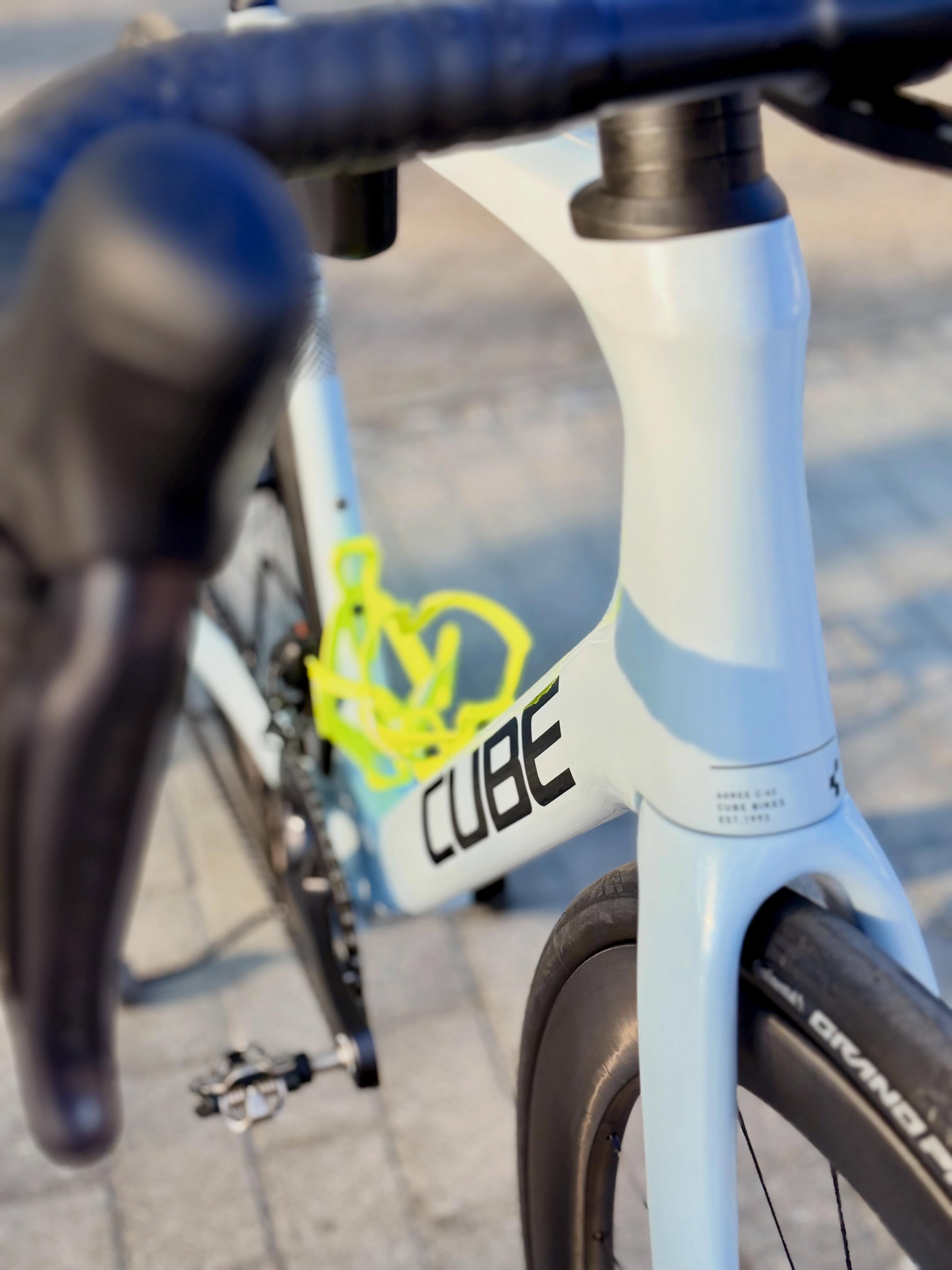 Details Details Details! 👀⚡️
Das aktuell stark nachgefragte Roadbike mit sportiver Endurance-Geometrie zeigt, dass Performance und Ausstattung nicht unbezahlbar sein müssen. 💰
Bereits ab 3799€ gibt’s hier eine cleane integrierte Lenker-Vorbaueinheit und sogar direkt ein Powermeter ab Werk dazu. 📈
Sportlich, modern und bereit für lange Tage im Sattel — genau so muss ein aktueller Renner aussehen. 🚴♂️💨
#bikepointdresden #bike #cube #agree #roadbike