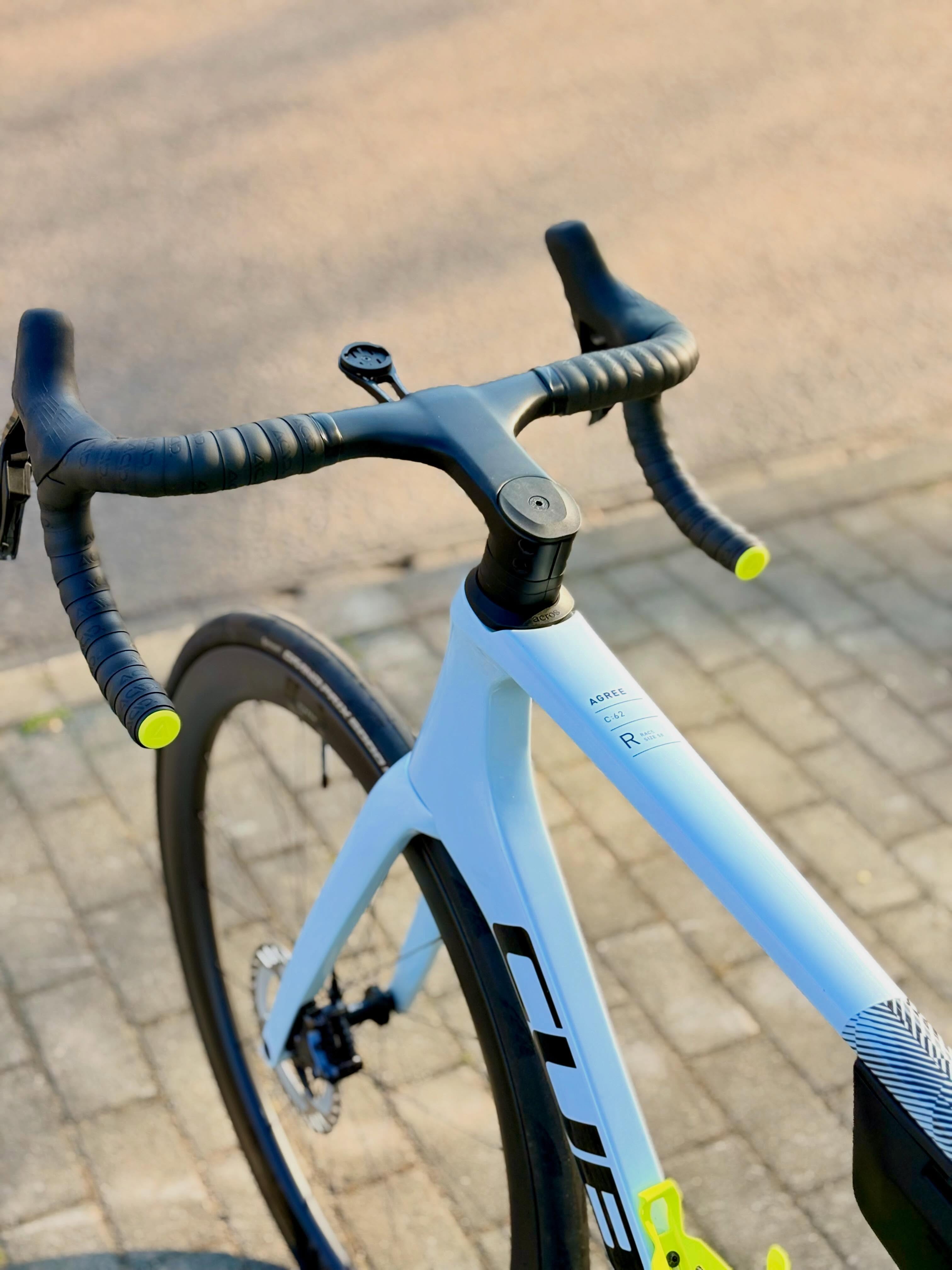 Details Details Details! 👀⚡️
Das aktuell stark nachgefragte Roadbike mit sportiver Endurance-Geometrie zeigt, dass Performance und Ausstattung nicht unbezahlbar sein müssen. 💰
Bereits ab 3799€ gibt’s hier eine cleane integrierte Lenker-Vorbaueinheit und sogar direkt ein Powermeter ab Werk dazu. 📈
Sportlich, modern und bereit für lange Tage im Sattel — genau so muss ein aktueller Renner aussehen. 🚴♂️💨
#bikepointdresden #bike #cube #agree #roadbike