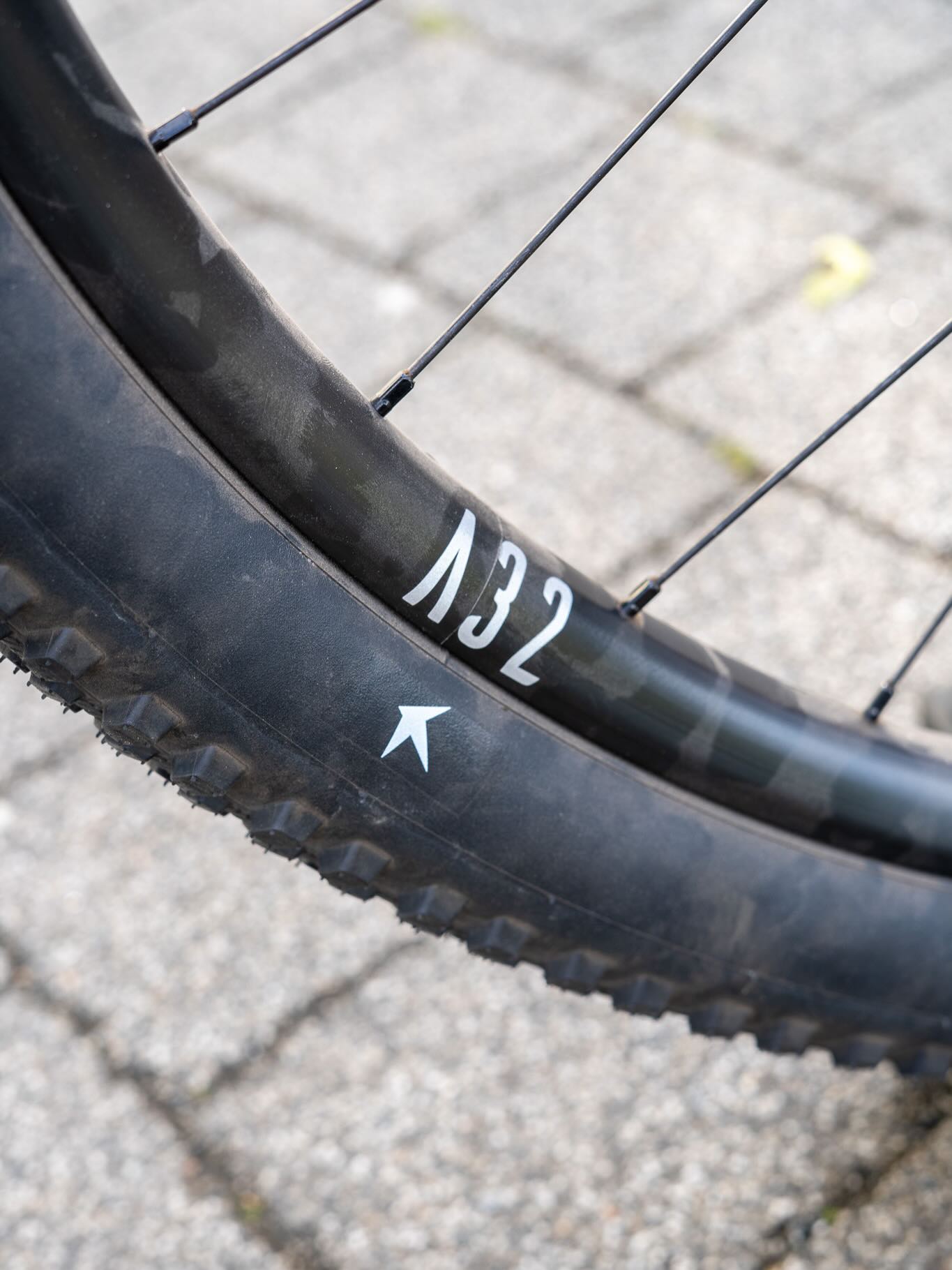 📸 Das vermutlich meistfotografierte Bike der letzten Wochen — und wahrscheinlich auch das meistdiskutierte.
Zwischen neugierigen Blicken, wilden Diskussionen und jeder Menge Detailshots war klar: Dieses Rad polarisiert.
32“ has arrived. 👀🔥
Größer, auffälliger und definitiv nichts für Langeweile auf dem Trail.
Was sagt ihr — Zukunft oder völlig drüber? 👇
#32inch #mtb #mountainbike #bikepointdresden #sourbike