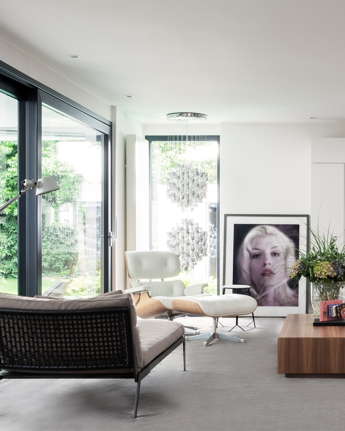 Bungalow
The bungalow is characterized by an extravagant and upscale living ambience. Selected works of art and high-quality furniture form the basis for the interior design.
#kitzigdesignstudios #kitziginteriordesign #interior #interiordesign #home #homedesign #garden #pool #gartendesign #roomdesign #residential 