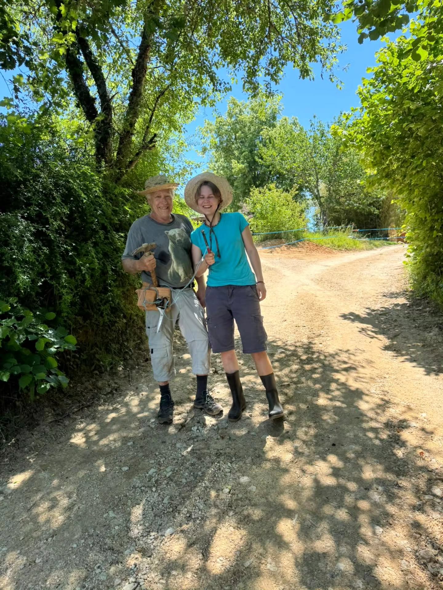 Printemps au Colombié! 🌿
.
Johanna ist wieder mit am Start, es wurden Zäune gebaut und im Garten fleißig gepflanzt. ☀️
.
#lecolombié #ferienhausfrankreich #landreise #draußenimgrünen #bauernhoffrankreich