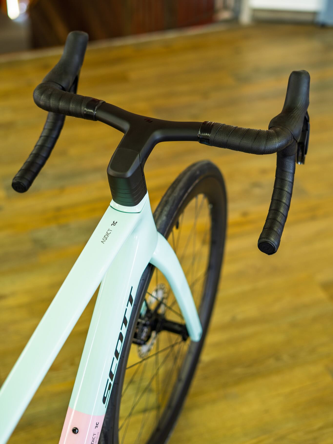 🍨🔍 Wer beim ersten Blick nur die Farbe gesehen hat, sollte jetzt genauer hinschauen.
Denn das @scottsports Addict RC 10 überzeugt nicht nur mit seinem Gelato-Look, sondern auch mit jeder Menge feiner Details. Vom aufgeräumten Cockpit über die sportliche Linienführung bis hin zur hochwertigen Ausstattung zeigt sich hier, dass Geschwindigkeit und Ästhetik durchaus zusammenpassen. 🚴♂️✨
Während andere noch überlegen, welche Eissorte sie bestellen, könnt ihr euch bereits die nächste schnelle Runde ausmalen. Denn dieses Schmuckstück steht aktuell in Größe S bei uns in Dresden-Plauen bereit und freut sich darauf, nicht nur fotografiert, sondern auch gefahren zu werden.
Also: Genug Bilder angeschaut? Dann wird es Zeit für die Probefahrt. Vielleicht findet ihr dabei heraus, ob Gelato Pink nicht doch die schnellste Farbe des Sommers ist. 😉🍦💨
#ScottAddictRC #GelatoPink #Roadbike #Probefahrt #bikepointdresden