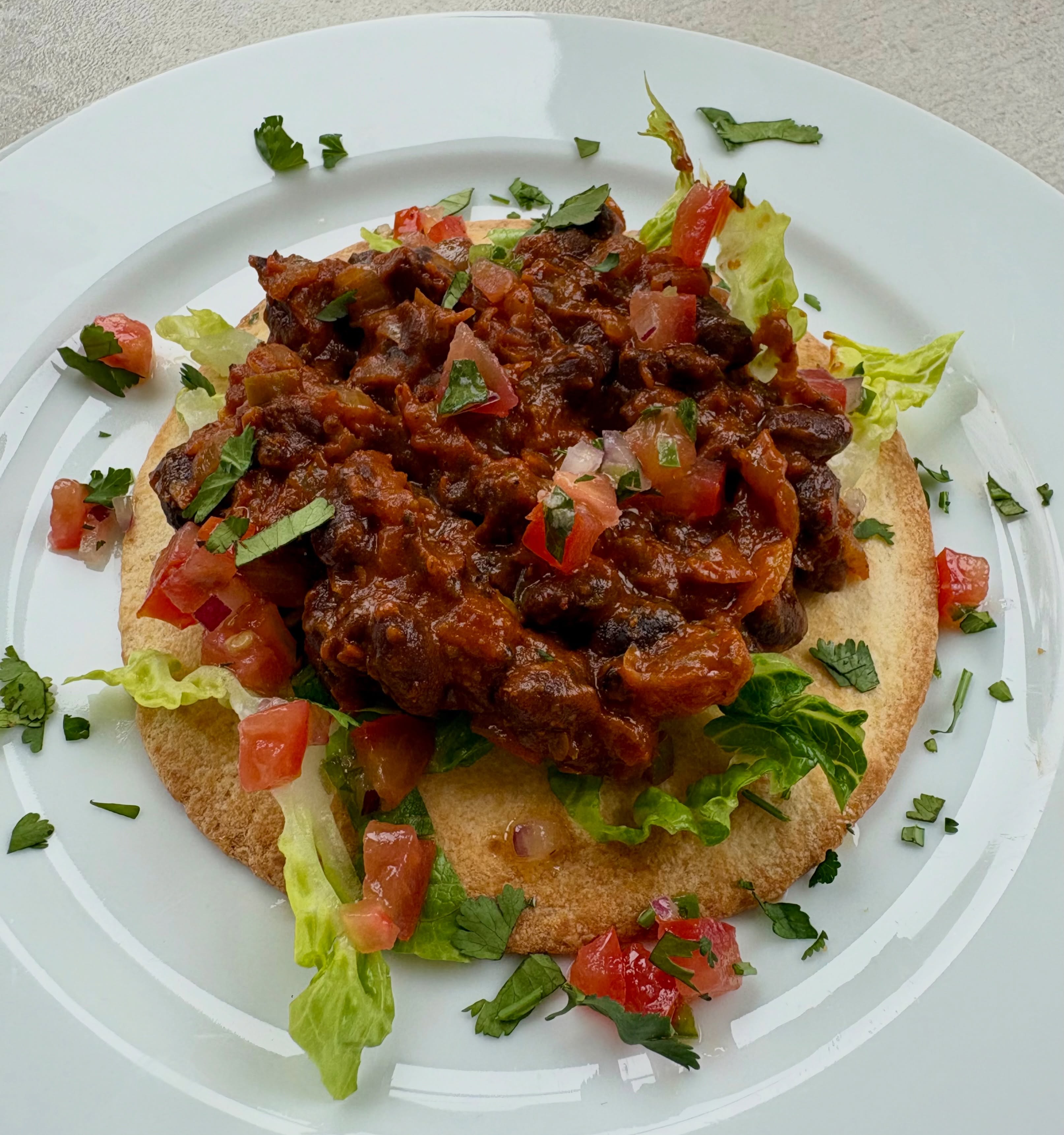 My current obsession is black beans from @boldbeanco - just so good! For lunch I sautéed onion and fresh chilli with cumin, paprika, oregano, chipotle paste and garlic then added delicious jarred black beans, tomato purée, a splash of water and seasoning. Served them on homemade tostadas with pico de gallo salsa and coriander. Hubby gave them 11/10!
#tostadas #lowcholesterol #healthyeating