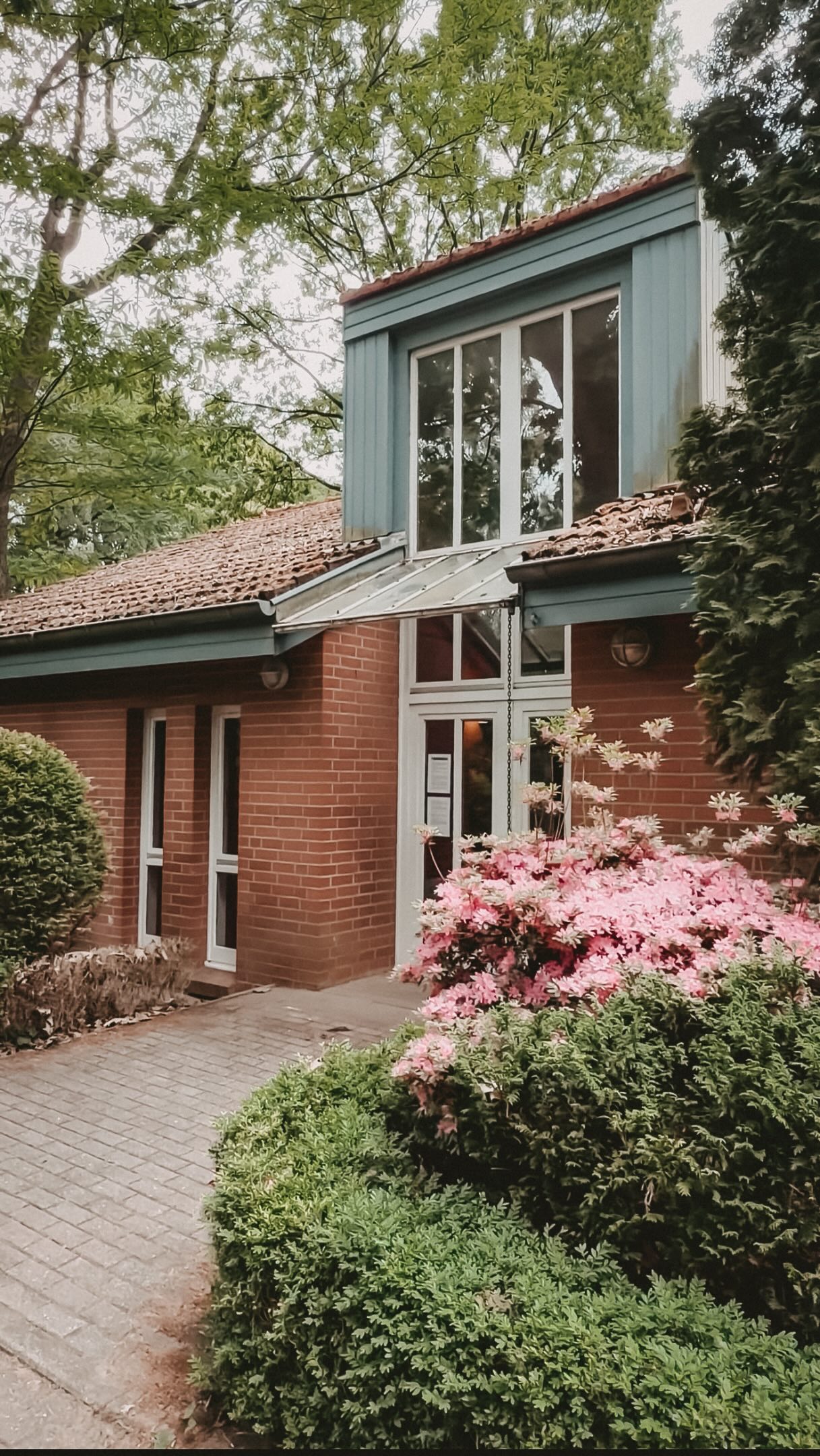 Heute durften wir in der Kapelle in Hohenlockstedt für Frau S. eine Aufbahrung gestalten.
Ein stiller Raum voller Licht, Blumen und Erinnerungen – und mitten darin die Liebe, die bleibt.
Für einen Moment durfte der Abschied weich werden. Zart. Und getragen von all dem, was verbunden bleibt! ?️?
#himmelspfortebestattungen #wirgehendieletztenschrittegemeinsam #bestatterinnenmitherz