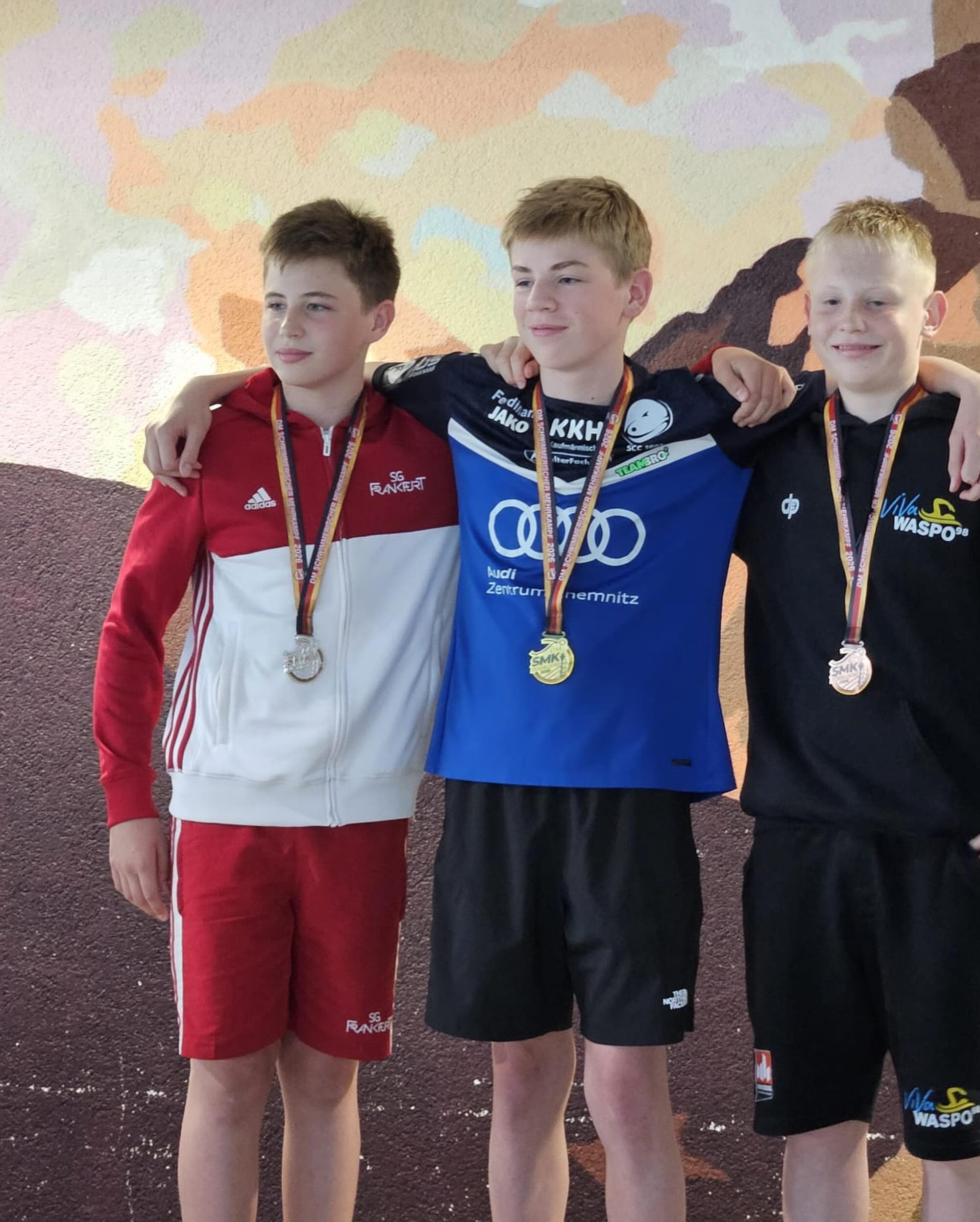 🏅DM SMK | LSN-Nachwuchs holt Medaillen in Düsseldorf🏅
Von Freitag bis Sonntag standen die Deutschen Meisterschaften im Schwimmerischen Mehrkampf auf dem Programm & unsere LSN-Nachwuchsathlet:innen zeigten, was sie drauf haben.
37 Schwimmer:innen aus 23 niedersächsischen Vereinen hatten sich für die Titelkämpfe qualifiziert und sammelten in den neuen Mehrkampf-, Kombinations- und Sprintwertungen insgesamt 3x Gold, 4x Silber und 3x Bronze.
Besonders erfolgreich waren:
🥇🥈🥉 Mara Kessel (Sprintwertung Kraul & Schmetterling, Kombi-Wertung Kraul)
🥇🥈 Miley Redelfs (Sprint- & Kombi-Wertung Brust)
🥇🥉 Yannick Kastner (Kombi-Wertung Lang- & Mittelstrecke)
Herzlichen Glückwunsch an alle Aktiven, Trainer:innen & Vereine zu diesen tollen Ergebnissen!
🔜 Die nächsten nationalen Titelkämpfe warten bereits: Morgen starten die DJM in Berlin…
#lsn #landesschwimmverbandniedersachsen #niedersachen #dmsmk #schwimmen