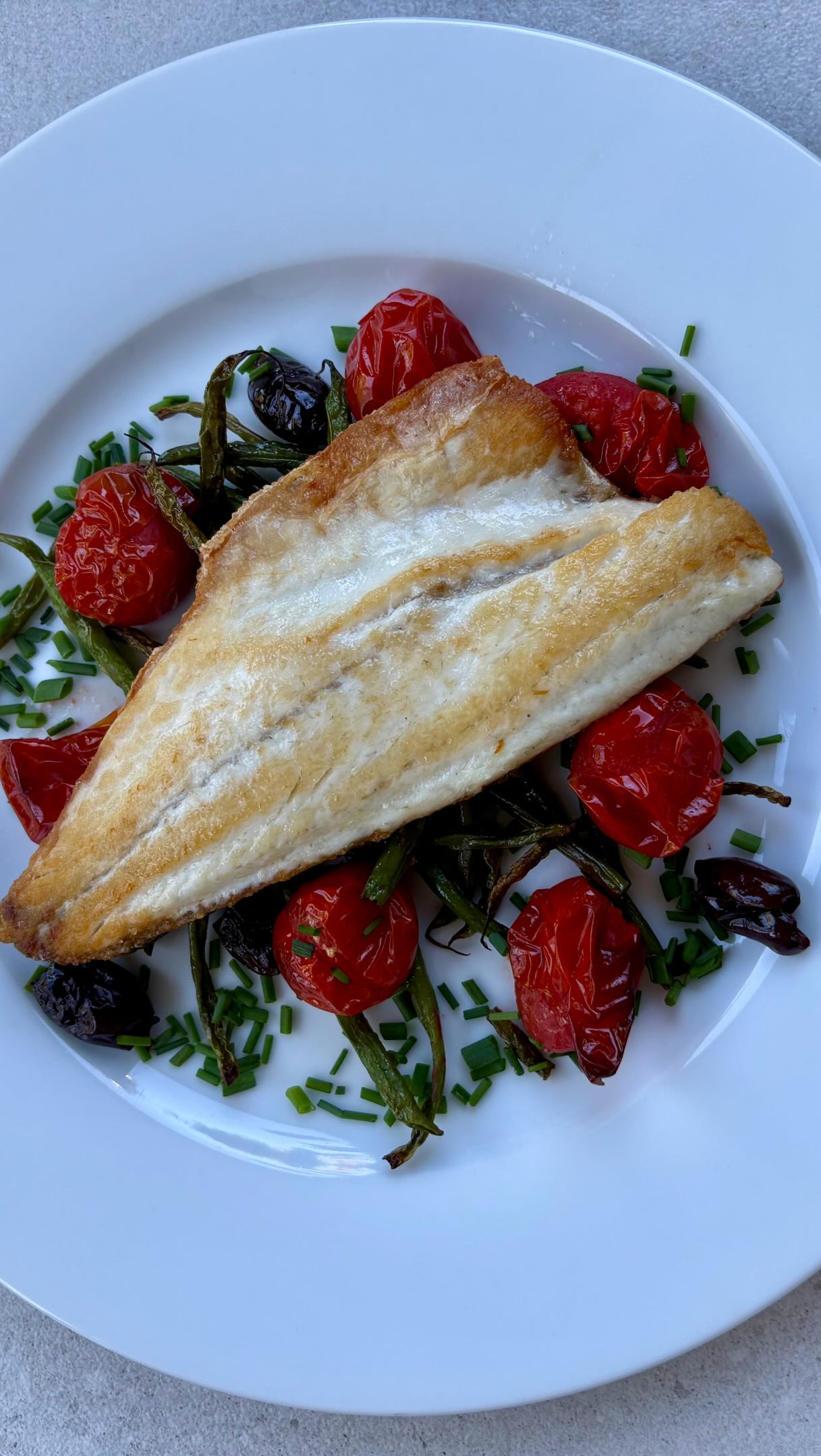 I’ve been making this dish forever! Fine green beans, steamed then roasted with baby tomatoes and olives. Served with delicious pan fried sea bass fillets from @tesco - although we often have them with salmon. Not sure why I tried to make it look pretty on a smaller plate though! Served it with baby jersey royals and a rocket salad. So good!
#britishtomatoesfortnight #fishrecipes #seabass
@britishtomatoes