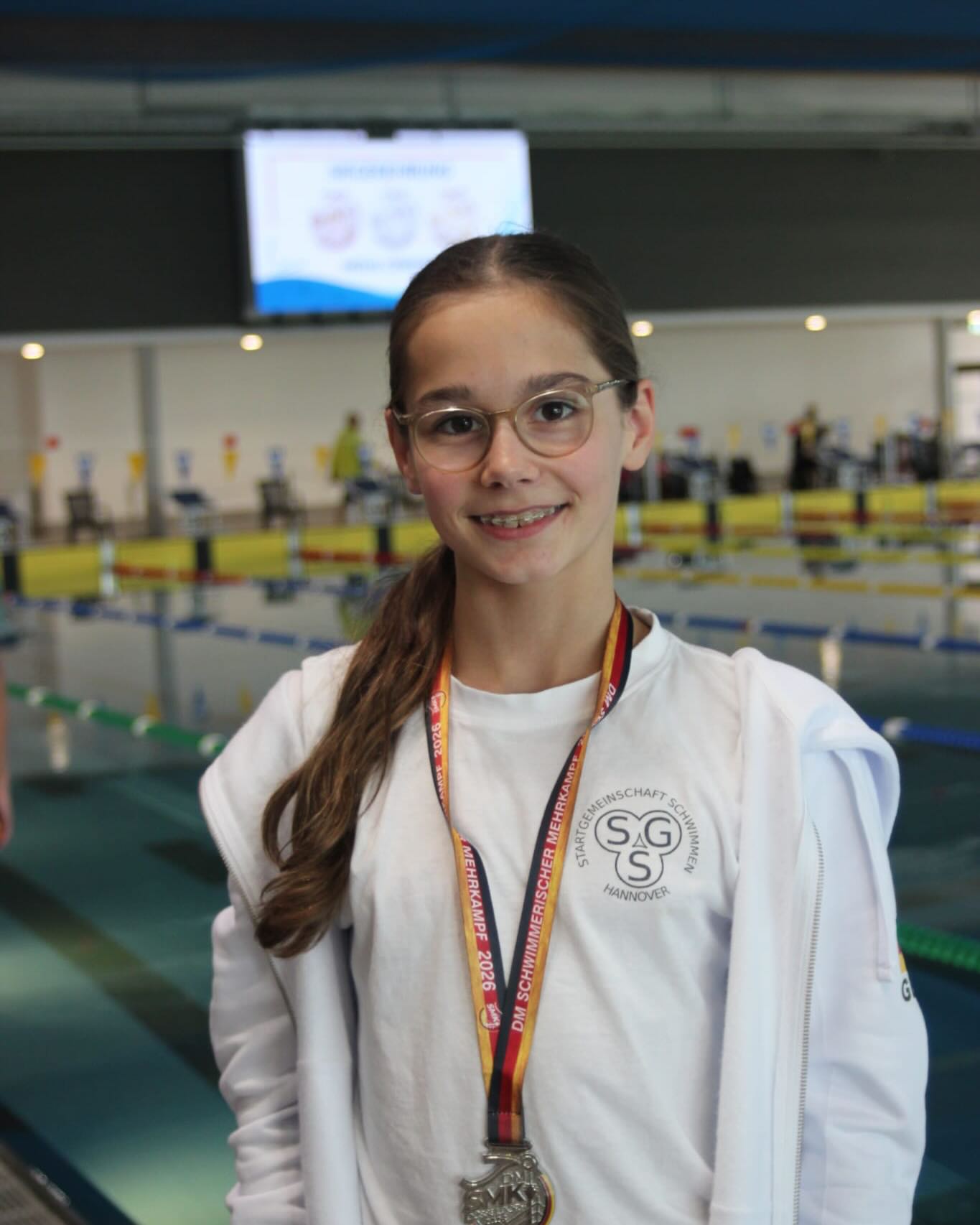 🏅DM SMK | LSN-Nachwuchs holt Medaillen in Düsseldorf🏅
Von Freitag bis Sonntag standen die Deutschen Meisterschaften im Schwimmerischen Mehrkampf auf dem Programm & unsere LSN-Nachwuchsathlet:innen zeigten, was sie drauf haben.
37 Schwimmer:innen aus 23 niedersächsischen Vereinen hatten sich für die Titelkämpfe qualifiziert und sammelten in den neuen Mehrkampf-, Kombinations- und Sprintwertungen insgesamt 3x Gold, 4x Silber und 3x Bronze.
Besonders erfolgreich waren:
🥇🥈🥉 Mara Kessel (Sprintwertung Kraul & Schmetterling, Kombi-Wertung Kraul)
🥇🥈 Miley Redelfs (Sprint- & Kombi-Wertung Brust)
🥇🥉 Yannick Kastner (Kombi-Wertung Lang- & Mittelstrecke)
Herzlichen Glückwunsch an alle Aktiven, Trainer:innen & Vereine zu diesen tollen Ergebnissen!
🔜 Die nächsten nationalen Titelkämpfe warten bereits: Morgen starten die DJM in Berlin…
#lsn #landesschwimmverbandniedersachsen #niedersachen #dmsmk #schwimmen