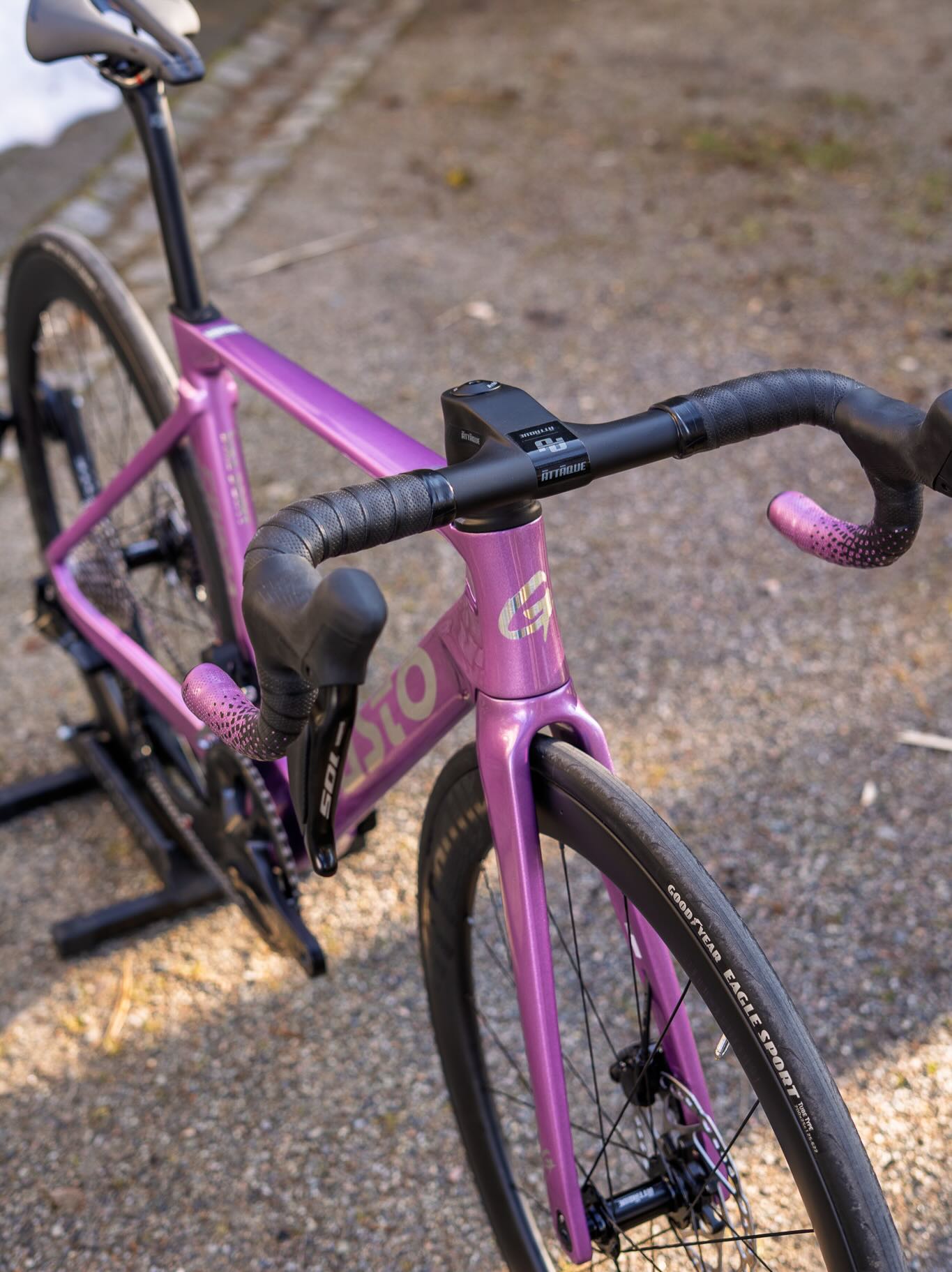 Bald ist es soweit – die Tour de Dresden 2026 steht vor der Tür! 🚴🔥
Der perfekte Zeitpunkt, euch unsere neuen Gusto Cobra Evo etwas genauer vorzustellen. Denn wer schnell unterwegs sein will, darf auch verdammt gut aussehen. 😏
Serienmäßig kommt das Cobra Evo mit der markanten Attaque-Lenkereinheit, die nicht nur optisch aufräumt, sondern auch perfekt ins aerodynamische Gesamtkonzept passt. Dazu gibt’s eine interne Sattelklemme für die Aero-Stütze und ein voll integriertes Bremsdesign – cleane Linien, kompromisslose Performance.
Und dann wären da noch die Farben… ✨ Die muss man eigentlich live sehen, denn auf Fotos kommt nur die Hälfte rüber.
Was sagt ihr – seid ihr Team Performance, Team Design oder einfach beides? 👀
#bikepointdresden #gustobikes #gusto #roadbike #roadbikelove