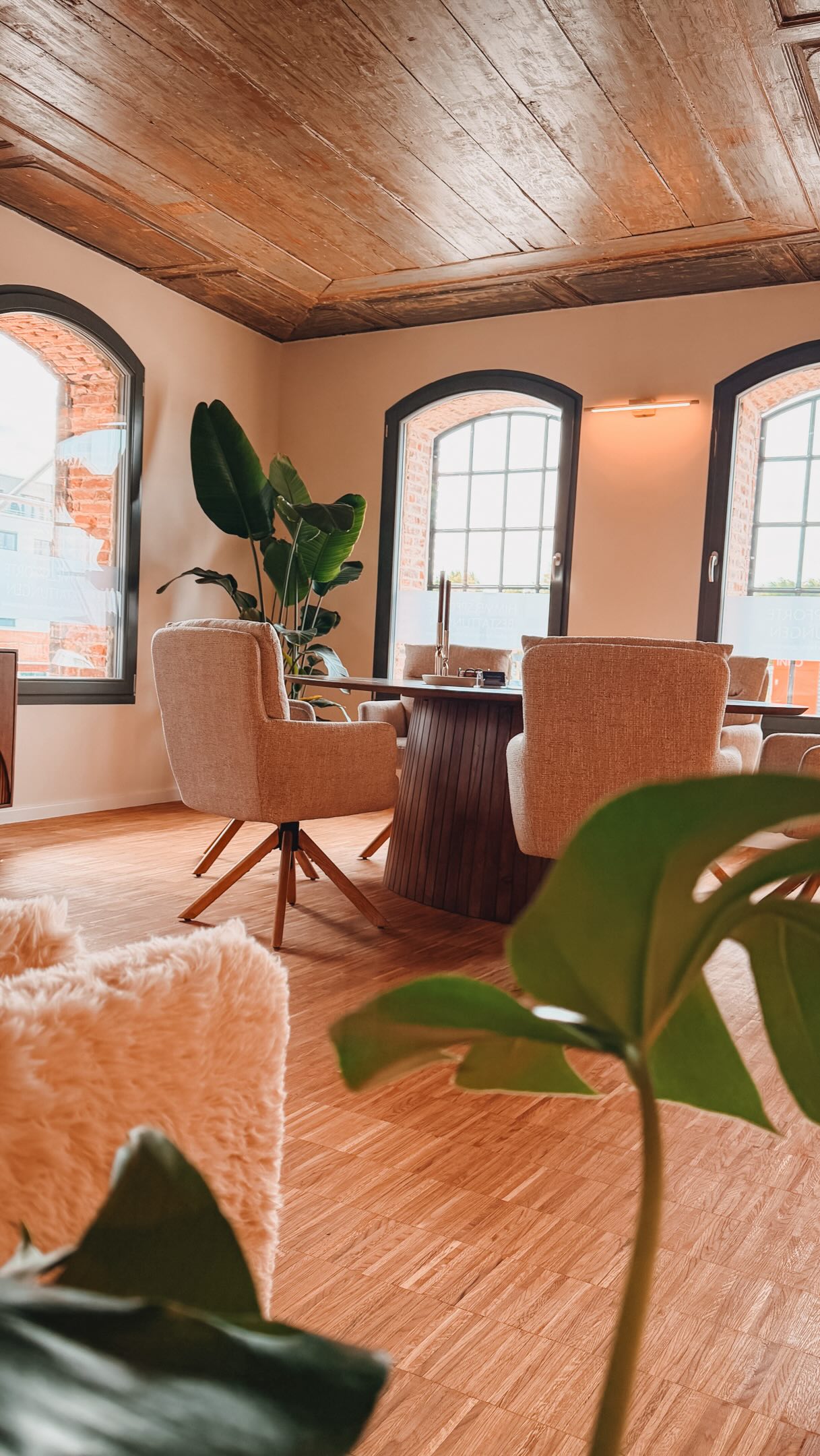 Teil 5 – Das fertige Büro ✨
Aus Ideen, Plänen und vielen kleinen Details ist ein Ort entstanden, der zu Himmelsvater passt: hell, einladend und mit viel Raum für Begegnungen.
Hier begleiten wir Menschen in besonderen Momenten ihres Lebens. Umso wichtiger war es für uns, einen Ort zu schaffen, an dem sich Angehörige, Besucher*innen und unser Team gleichermaßen wohlfühlen können. ?
#himmelspfortebestattungen #wirgehendieletztenschrittegemeinsam #bestatterinnenmitherz #glückstadt