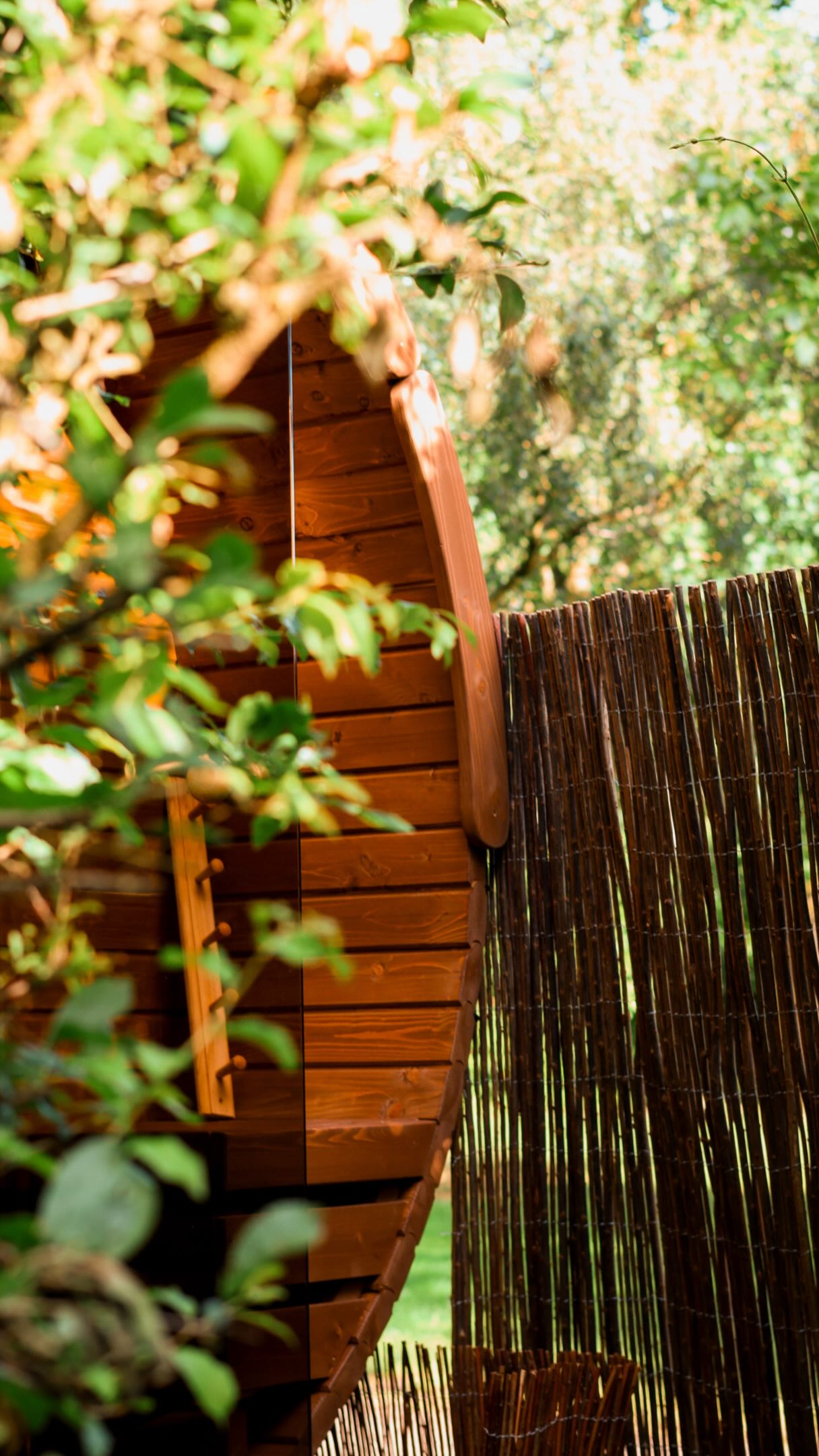 Ff stoom afblazen? 🔥 Dit is waarom wij zo van sauna’s houden:
🌿 Je hoofd wordt er lekker stil van
🫀 De warmte verwijdt bloedvaten en ontspant spieren
😌 Hitte triggert de aanmaak van endorfines, zodat jij weer lekker slaapt
En laten we eerlijk zijn: een sauna midden in de natuur voelt gewoon nét wat beter. 🔥🌿 Zien we je snel? Ga naar rostig.nl