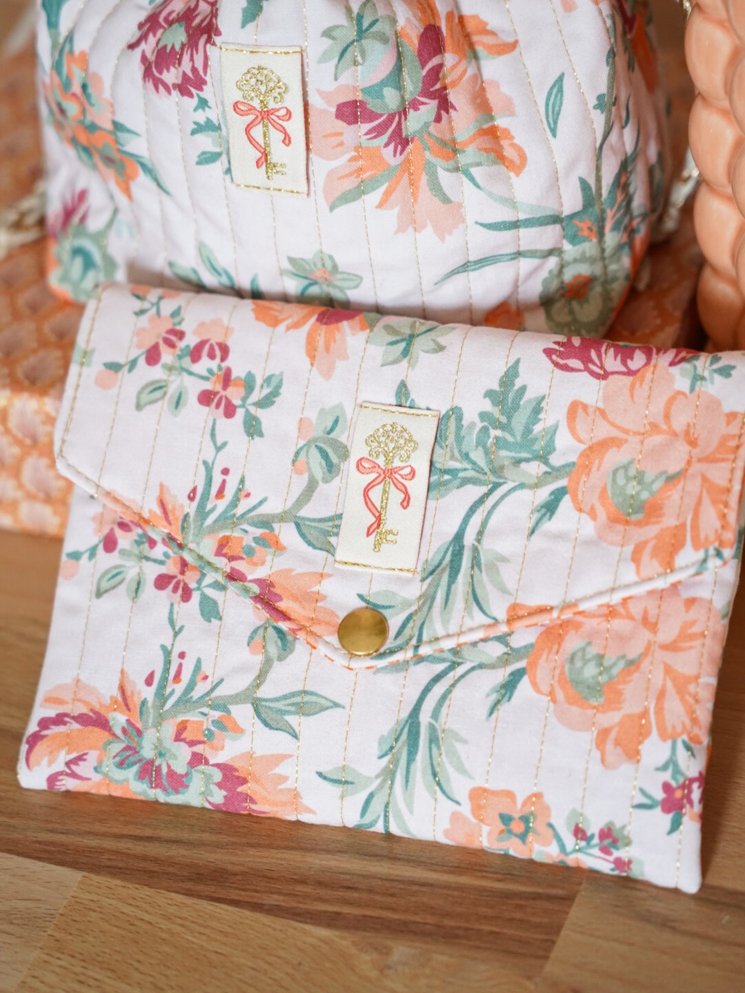 J’ai encore cousu ce tissu que j’adore 🫣✨
Cette fois, j’ai réalisé une pochette pour y glisser les cadeaux destinés à une amie. Je suis repartie d’un tutoriel que j’avais déjà partagé ici, mais j’en ai revu la forme et les dimensions afin qu’elle s’adapte parfaitement à son contenu.
Et comme j’étais lancée, je me suis également cousu un pochon pour ranger toutes mes pinces de couture. 😁
🌸 Tissu floral : motif que j’ai redessiné moi-même (inspi Sézane), puis fait imprimer.
🧡 Vichy orange : @batikoushop (mon code parrainage si besoin : 291825907).
🏷️ Étiquette : disponible sur mon shop.
🪢 Cordon : Action.
#CoutureAddict #tutocputure #CoutureCréative #sezaneaddict #diycouture