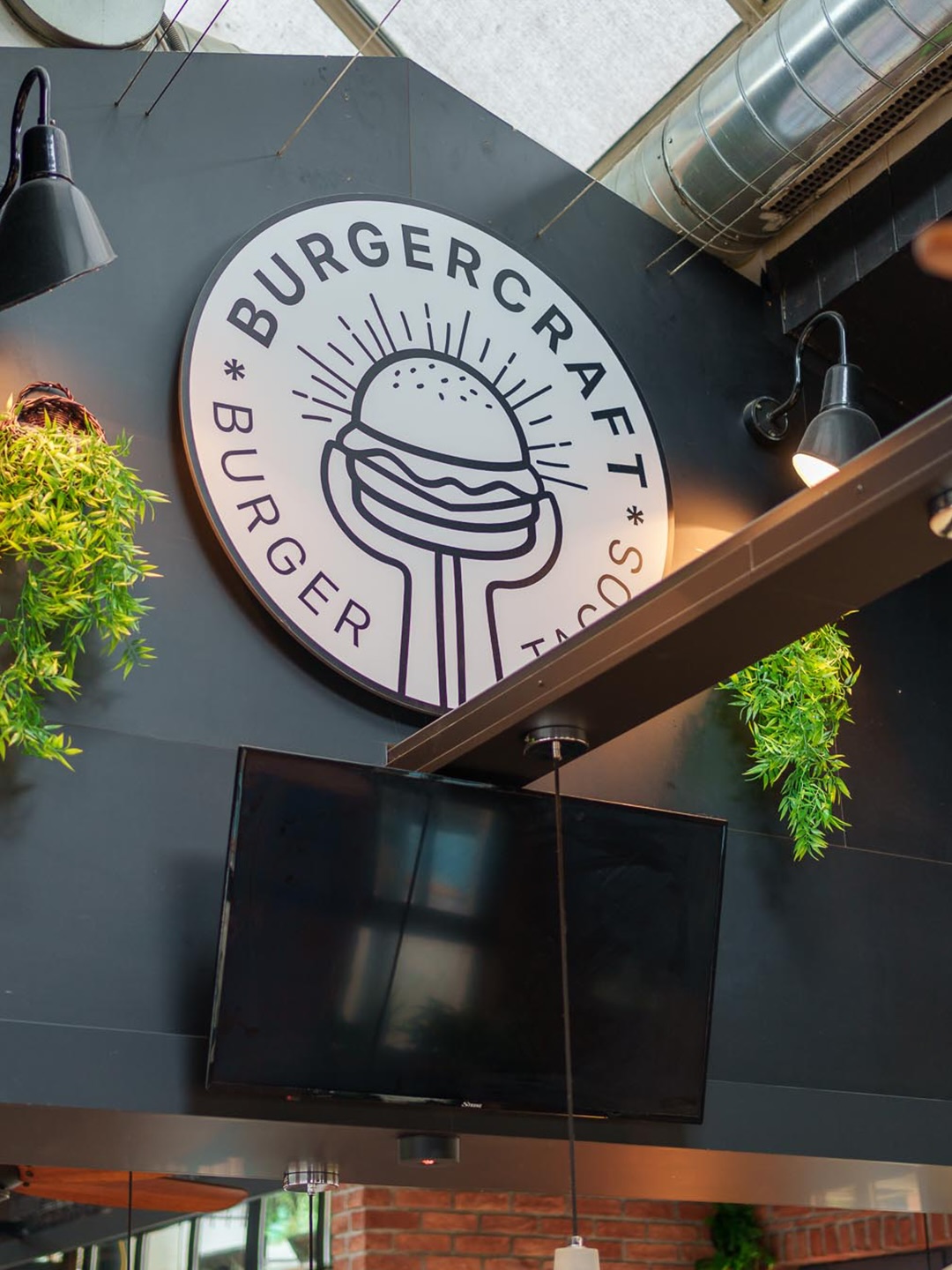 Kreativer Genuss mitten in Dornbirn 🍔
Unser Mitglied @burger_craft_dornbirn steht für moderne Food-Kultur, starke Geschmackskombinationen und Gerichte, die einfach Freude machen.
Ob saftiger Burger, würzige Tacos, knusprige Nachos oder Chicken Wings – hier trifft Qualität auf kreative Ideen.
Mit frischen Zutaten und hausgemachten Saucen wird jeder Besuch zu einem besonderen Geschmackserlebnis ✨🤝