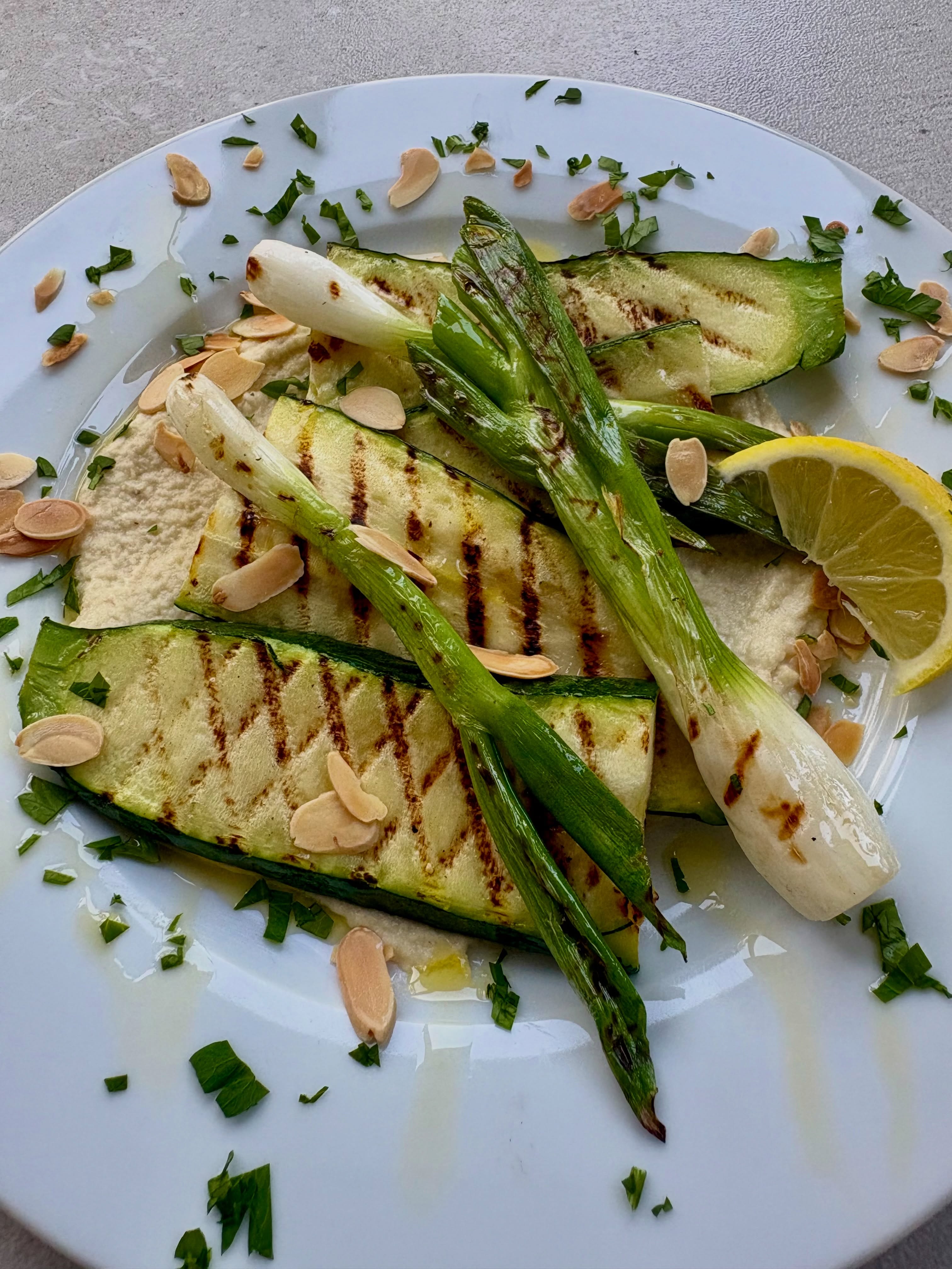 This sauce may look like the tahini yoghurt that was on my last post, but this is Ajo blanco - a Spanish almond, bread, garlic, sherry vinegar and olive oil sauce. Easy to make and absolutely delicious, served with griddled courgettes and spring onions and flatbreads. Have to say that it was perhaps a tad too hot to griddle!!
#ajoblanco #spanishfood #healthyeating