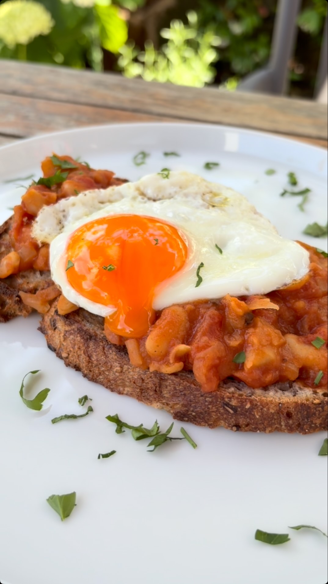 When you make homemade ‘baked beans’ with cumin, paprika and chipotle but can’t keep the camera still for the runny egg ? I had some @boldbeanco white beans leftover from a salad so decided to make homemade baked beans - hubby loved them!
#brunch #homemadebeans #beansontoast
Eggs - always @clarence_court