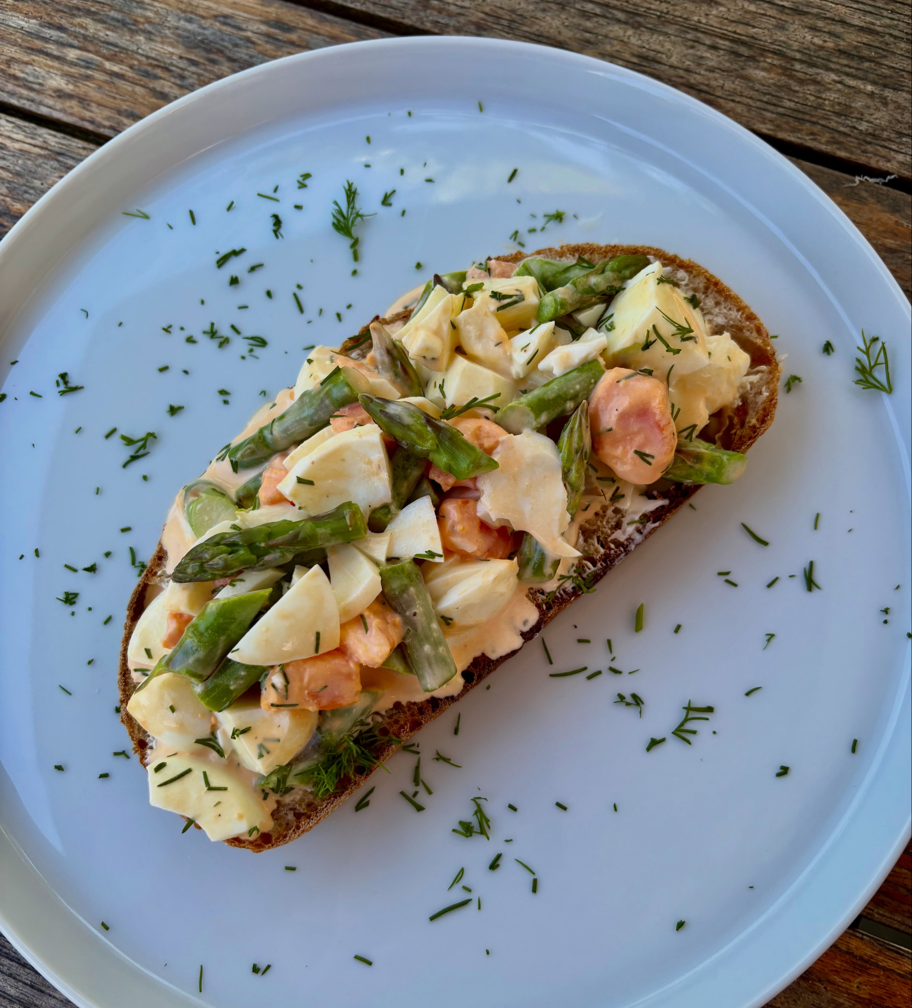 We love an egg sandwich, but as I had some asparagus left in the bottom of the fridge, thought I’d steam then cool the stems and combine them with my egg. I’m not fond of a heavy mayo dressing, so loosened olive oil mayo with apple cider vinegar, then added some finely chopped fresh dill and seasoning. Perfect for an open sandwich, using a gorgeous bread from Little Loaf (@thebristolloaf). And that’s about as much cooking as I wanted to do in this heat!
Eggs - always @clarence_court
