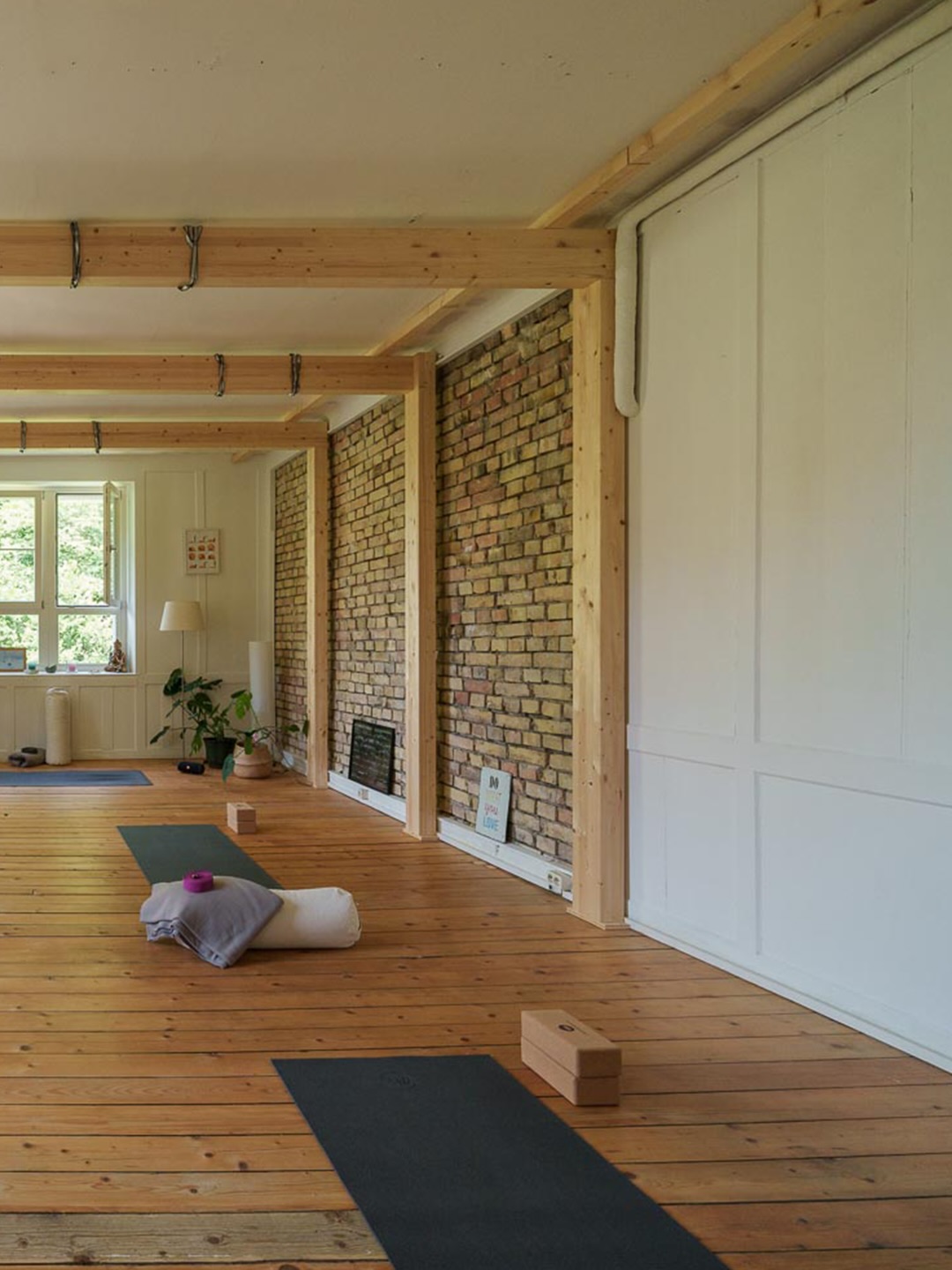 Ein Ort zum Ankommen, Durchatmen und neue Energie tanken 🧘
Unser Mitglied @aureyoga in Dornbirn verbindet Bewegung, Achtsamkeit und echte Begegnungen in einer besonderen Atmosphäre.
Ob Aerial Yoga, Jivamukti oder Yin Yoga mit TCM – hier findest du Raum für Entspannung, persönliche Entwicklung und Momente, die über die Yogamatte hinaus wirken.
Ein Ort für alle, die Körper und Geist etwas Gutes tun möchten 🤍✨