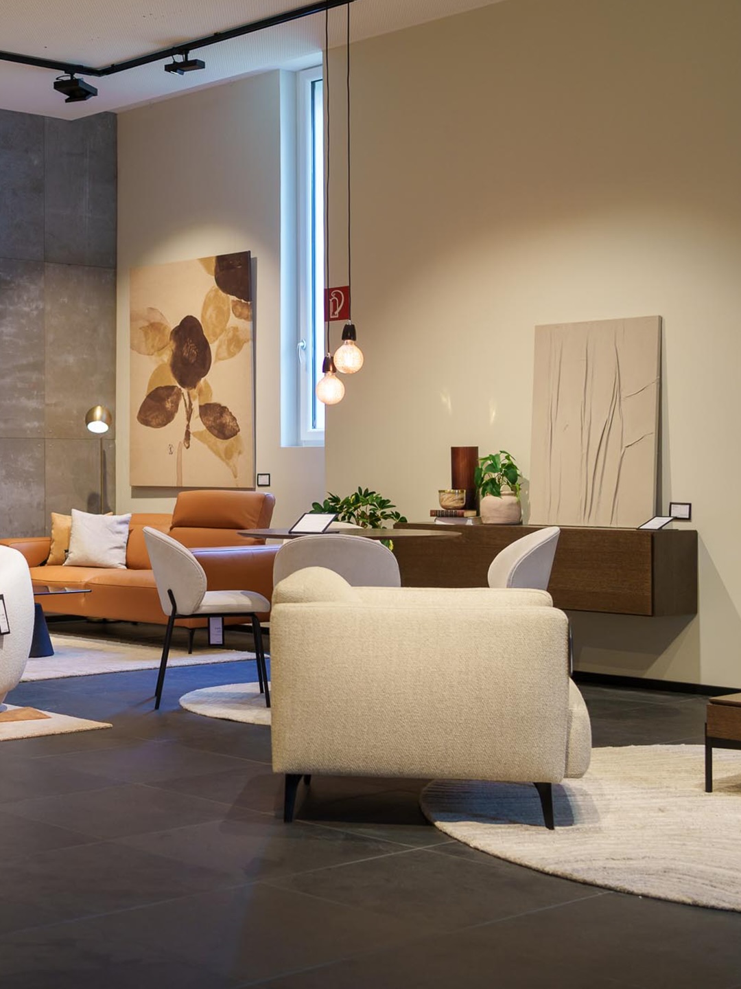 Design ist mehr als Einrichtung – es schafft Atmosphäre, Persönlichkeit und ein Zuhause zum Wohlfühlen.
Unser Mitglied @stil3_obwegesergmbh verbindet modernes Design mit hochwertigen Materialien und individuellen Einrichtungslösungen.
Ob ein einzelnes Möbelstück oder ein ganzes Wohnkonzept – hier entstehen Räume, die Funktionalität, Komfort und zeitlose Ästhetik vereinen.
Ein Ort für alle, die ihr Zuhause mit Stil gestalten möchten 🤍