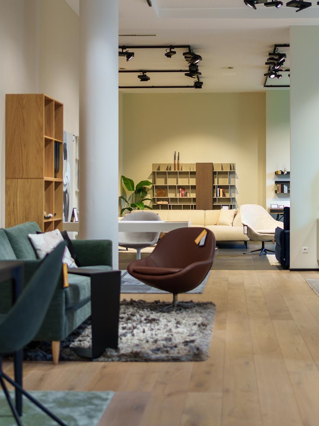 Design ist mehr als Einrichtung – es schafft Atmosphäre, Persönlichkeit und ein Zuhause zum Wohlfühlen.
Unser Mitglied @stil3_obwegesergmbh verbindet modernes Design mit hochwertigen Materialien und individuellen Einrichtungslösungen.
Ob ein einzelnes Möbelstück oder ein ganzes Wohnkonzept – hier entstehen Räume, die Funktionalität, Komfort und zeitlose Ästhetik vereinen.
Ein Ort für alle, die ihr Zuhause mit Stil gestalten möchten 🤍