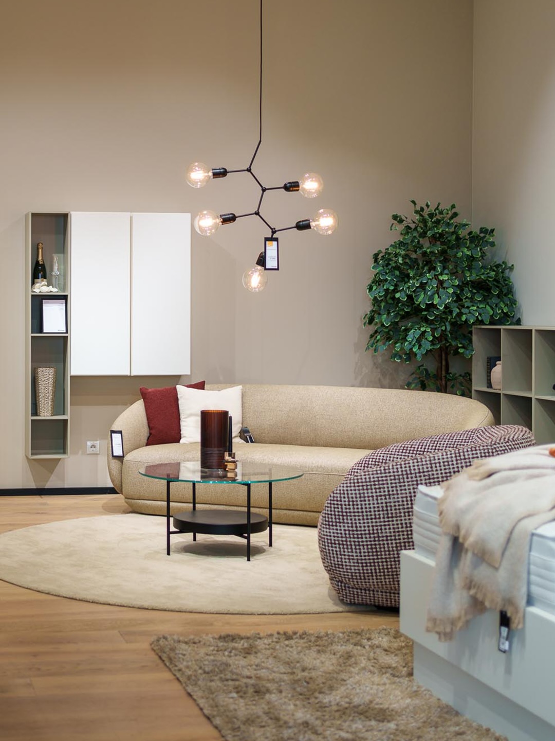Design ist mehr als Einrichtung – es schafft Atmosphäre, Persönlichkeit und ein Zuhause zum Wohlfühlen.
Unser Mitglied @stil3_obwegesergmbh verbindet modernes Design mit hochwertigen Materialien und individuellen Einrichtungslösungen.
Ob ein einzelnes Möbelstück oder ein ganzes Wohnkonzept – hier entstehen Räume, die Funktionalität, Komfort und zeitlose Ästhetik vereinen.
Ein Ort für alle, die ihr Zuhause mit Stil gestalten möchten 🤍