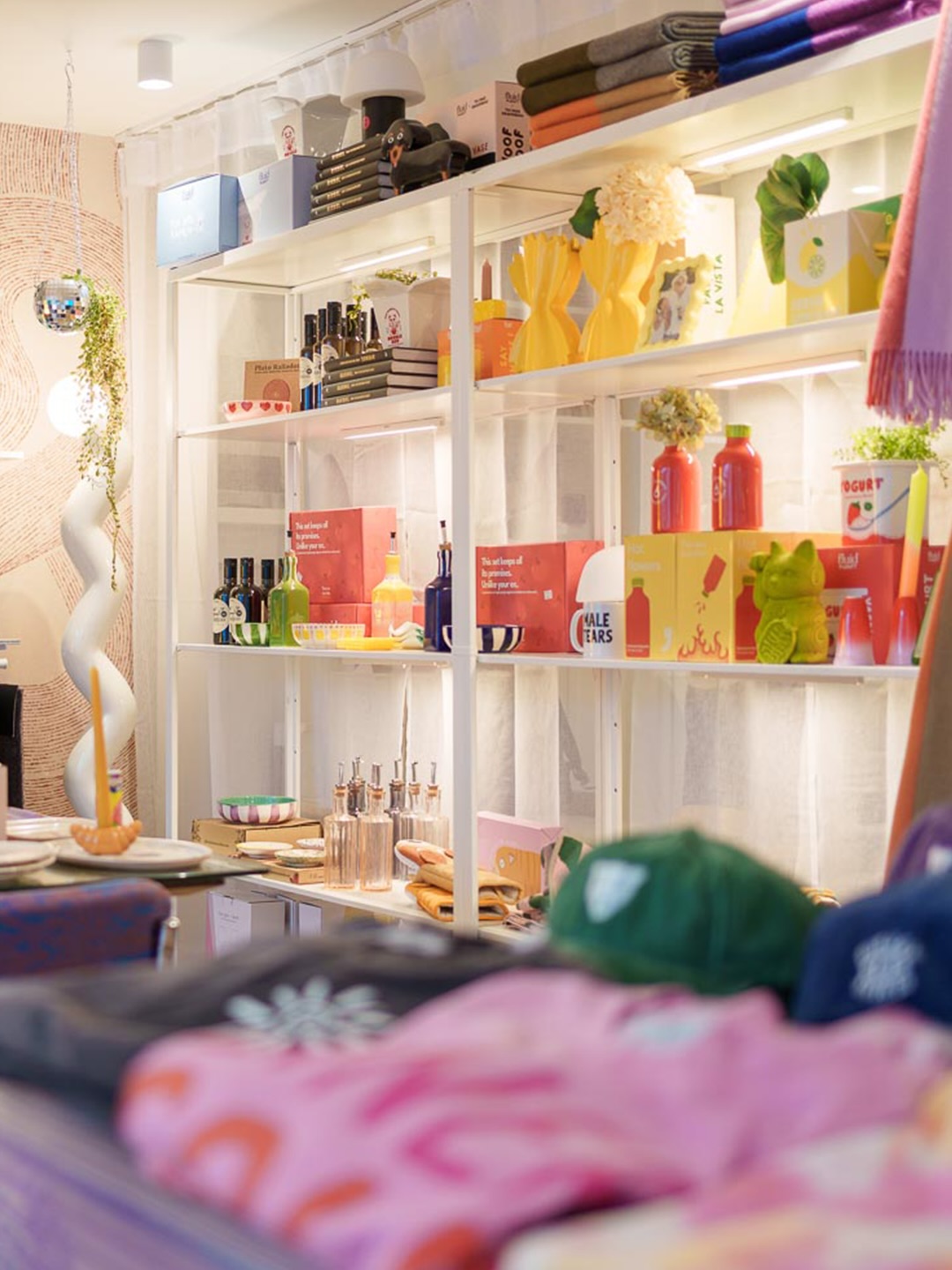 Manchmal sind es die kleinen Dinge, die den größten Eindruck hinterlassen ✨
Unser Mitglied @chickroom_interiordesign lädt zum Entdecken ein – mit besonderen Fundstücken, stilvollen Wohnaccessoires, liebevollen Geschenkideen und vielen kleinen Lieblingsstücken, die den Alltag ein bisschen schöner machen.
Ob für dein Zuhause oder als Geschenk für einen besonderen Menschen – hier findest du Dinge, die überraschen, begeistern und lange Freude bereiten 🤍