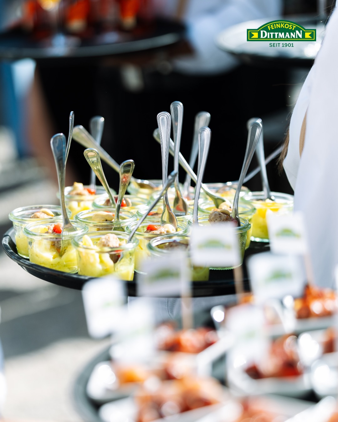 125 Jahre Feinkost Dittmann = 125 Jahre Genuss🫒✨
Denn gute Feiern beginnen mit gutem Essen. Von feinen Häppchen über mediterrane Spezialitäten bis zu erfrischenden Drinks war unser Jubiläum auch kulinarisch ein echtes Highlight🍴🥂
Ein riesiges Dankeschön an unsere Gourmet Factory, die mit viel Leidenschaft für Genussmomente gesorgt hat❤️
#feinkostdittmann #125jahre #jubiläum #catering #essen