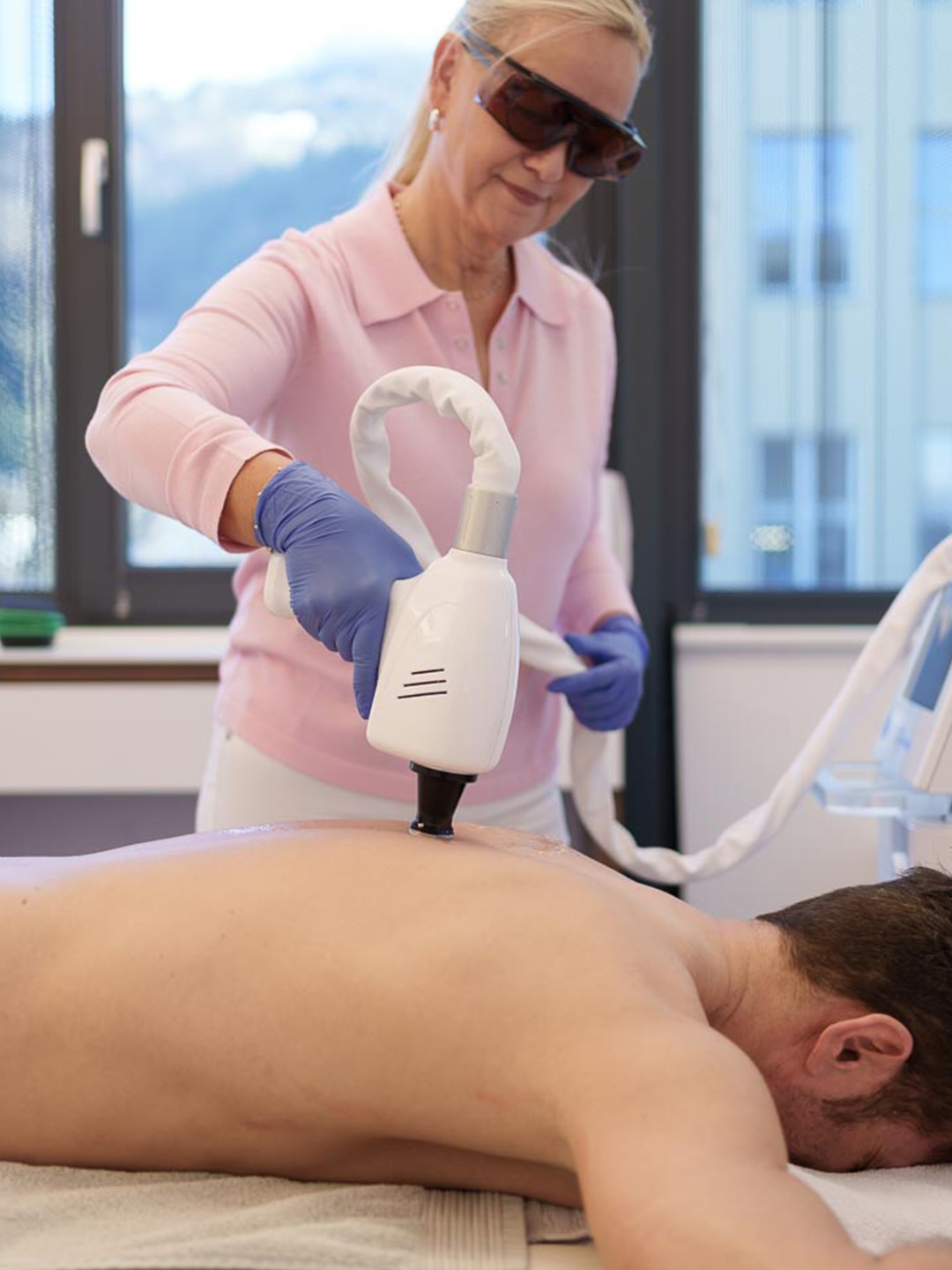 Sich in der eigenen Haut wohlzufühlen, ist unbezahlbar ✨
Unser Mitglied @medfitbeauty in Dornbirn verbindet moderne Technologien mit individueller Betreuung, um natürliche Ergebnisse und echtes Wohlbefinden zu schaffen.
Ob Hautstraffung, Anti-Aging, Kryolipolyse oder professionelle Haarentfernung – jede Behandlung wird persönlich auf deine Bedürfnisse abgestimmt.
Ein Ort, an dem Schönheit, Gesundheit und Wohlgefühl Hand in Hand gehen 🤍