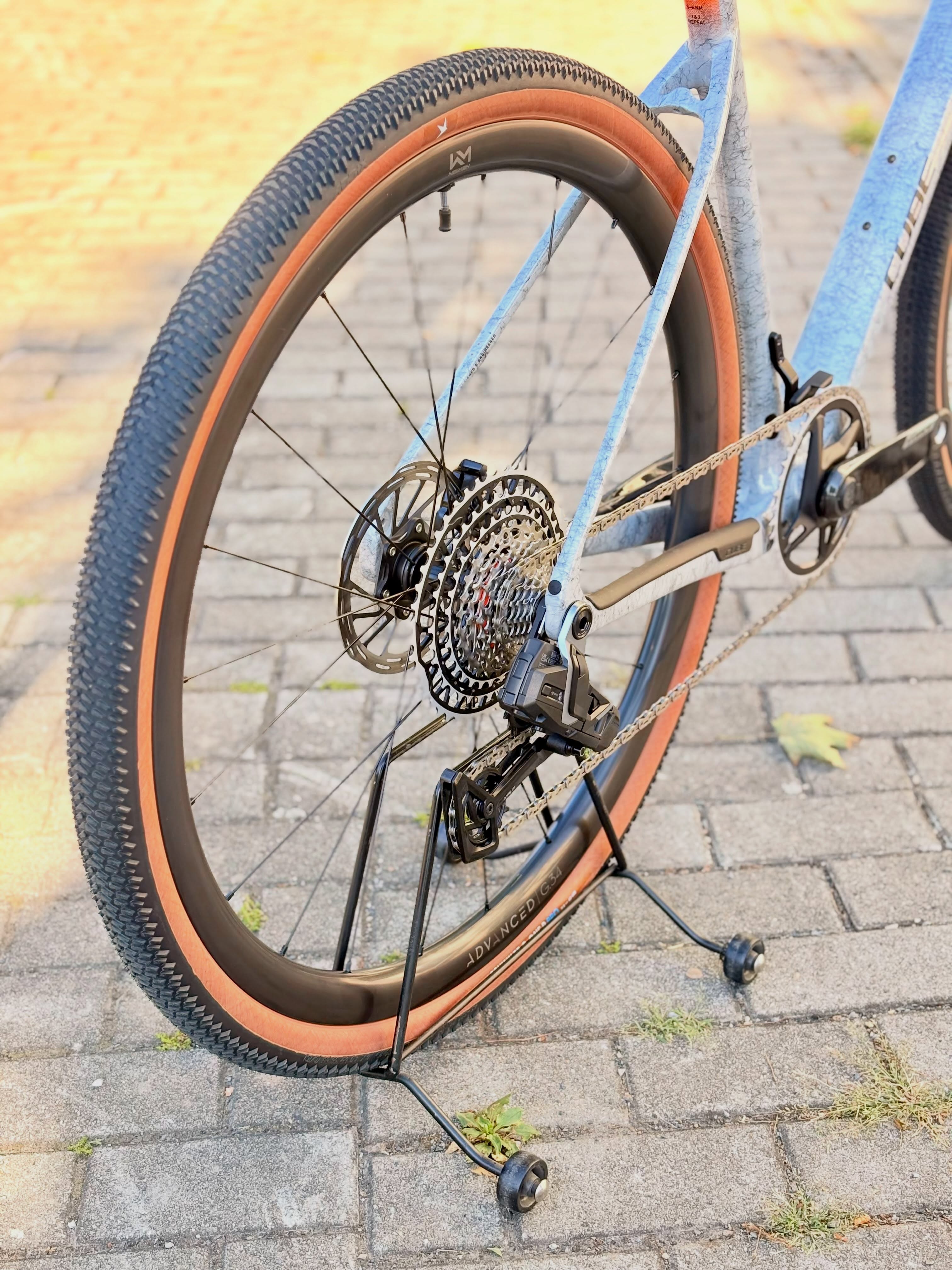 Neues Nuroad, neuer Look 🚀
Das neue CUBE Nuroad C:62 EXC ist da – und kommt in der Farbe wolf fibre mal wieder mit einer Lackierung, die definitiv auffällt. 👀
Dazu gibt’s eine neue Lenker-Vorbau-Einheit, die dem Nuroad nicht nur einen modernen Look verpasst, sondern das Cockpit auch richtig clean wirken lässt.
Und jetzt kommt’s: Trotz Updates ist das Nuroad C:62 EXC sogar 100 € günstiger als im letzten Jahr. 💥
Neuer Look, neues Cockpit, bewährtes Nuroad-Konzept – und weniger auf dem Preisschild. Klingt ziemlich gut, oder? 😏
#cube #cubenuroad #nuroad #gravelbike #bikepointdresden