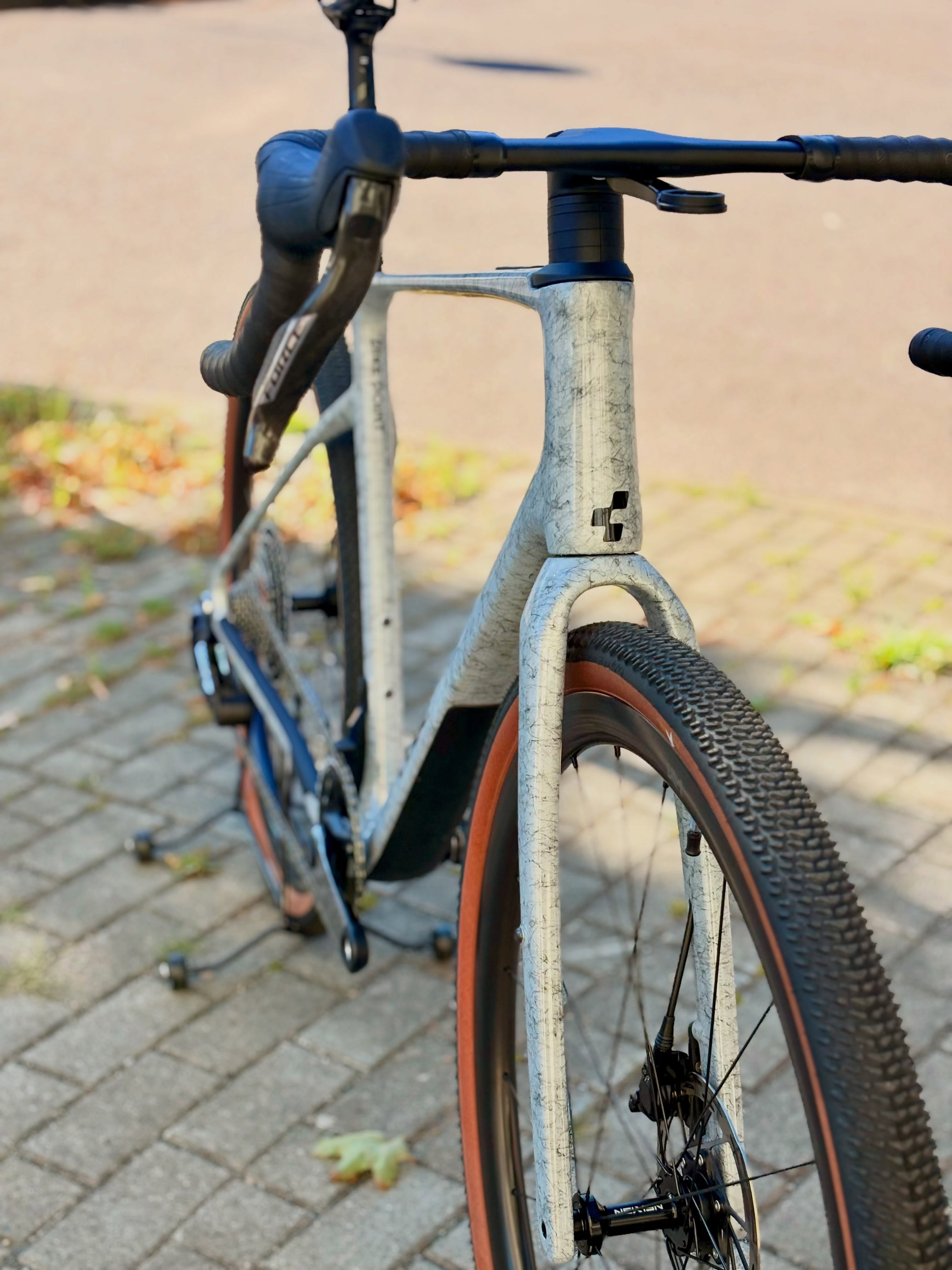 Neues Nuroad, neuer Look 🚀
Das neue CUBE Nuroad C:62 EXC ist da – und kommt in der Farbe wolf fibre mal wieder mit einer Lackierung, die definitiv auffällt. 👀
Dazu gibt’s eine neue Lenker-Vorbau-Einheit, die dem Nuroad nicht nur einen modernen Look verpasst, sondern das Cockpit auch richtig clean wirken lässt.
Und jetzt kommt’s: Trotz Updates ist das Nuroad C:62 EXC sogar 100 € günstiger als im letzten Jahr. 💥
Neuer Look, neues Cockpit, bewährtes Nuroad-Konzept – und weniger auf dem Preisschild. Klingt ziemlich gut, oder? 😏
#cube #cubenuroad #nuroad #gravelbike #bikepointdresden