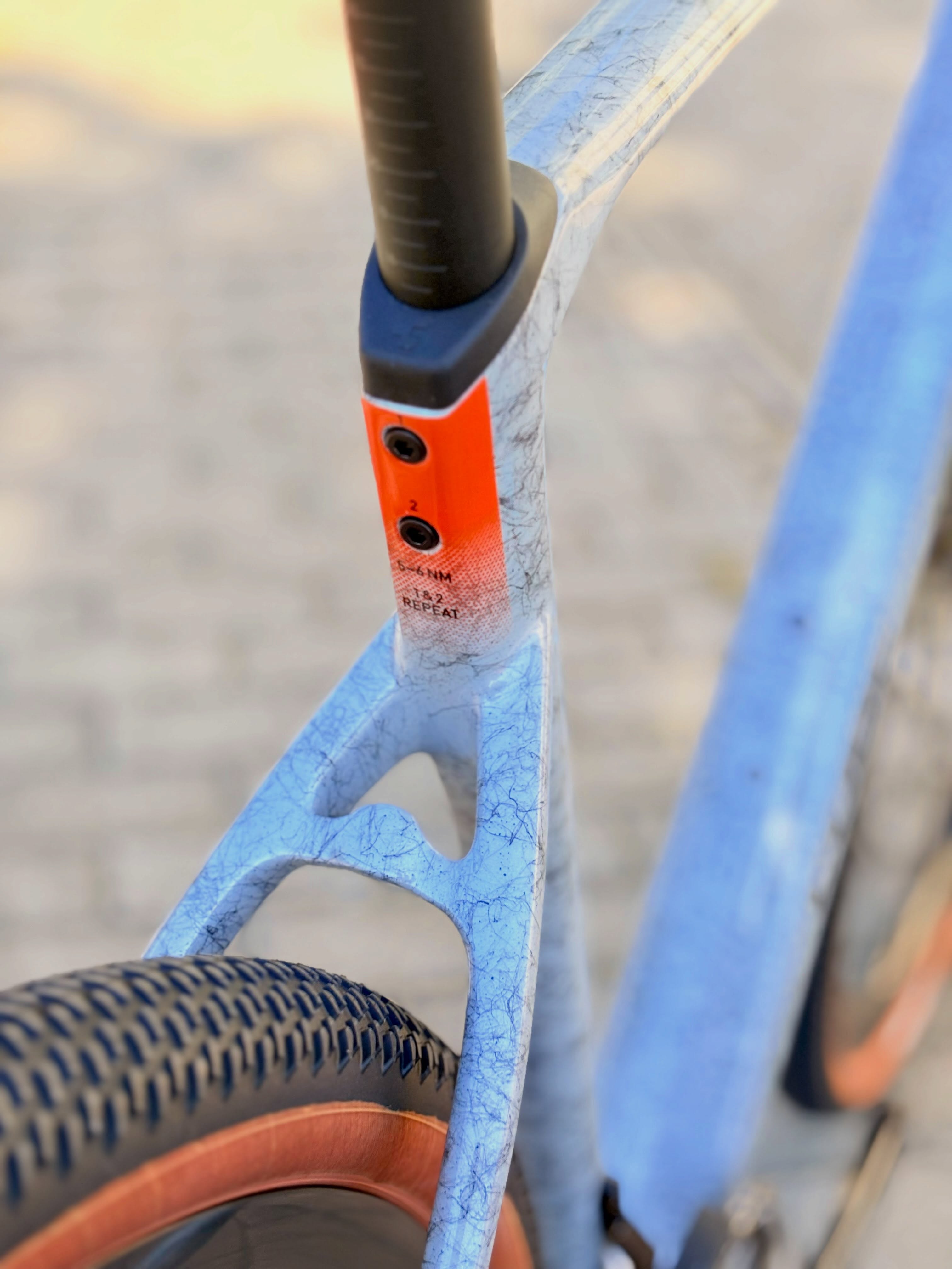 Neues Nuroad, neuer Look 🚀
Das neue CUBE Nuroad C:62 EXC ist da – und kommt in der Farbe wolf fibre mal wieder mit einer Lackierung, die definitiv auffällt. 👀
Dazu gibt’s eine neue Lenker-Vorbau-Einheit, die dem Nuroad nicht nur einen modernen Look verpasst, sondern das Cockpit auch richtig clean wirken lässt.
Und jetzt kommt’s: Trotz Updates ist das Nuroad C:62 EXC sogar 100 € günstiger als im letzten Jahr. 💥
Neuer Look, neues Cockpit, bewährtes Nuroad-Konzept – und weniger auf dem Preisschild. Klingt ziemlich gut, oder? 😏
#cube #cubenuroad #nuroad #gravelbike #bikepointdresden