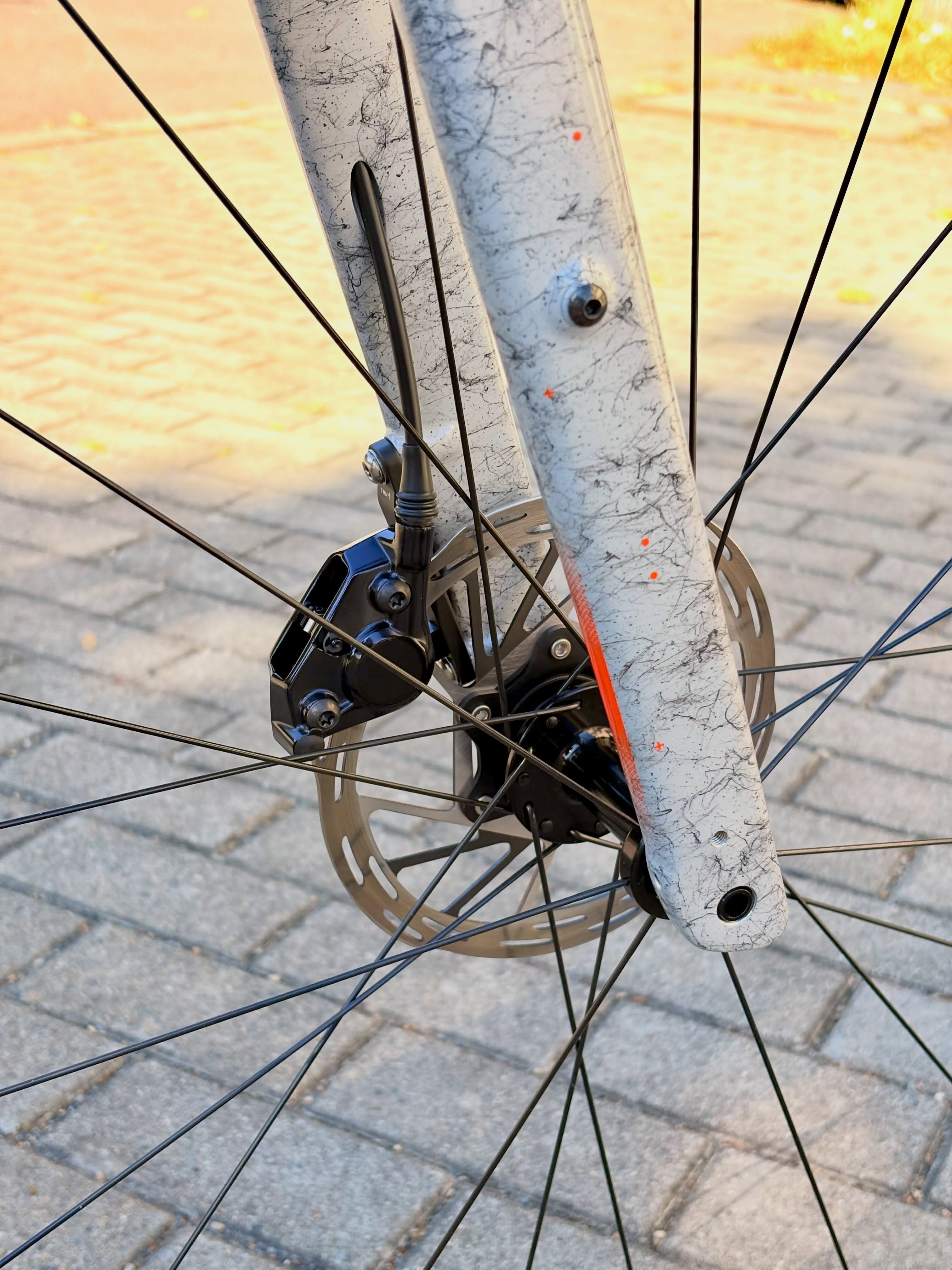 Neues Nuroad, neuer Look 🚀
Das neue CUBE Nuroad C:62 EXC ist da – und kommt in der Farbe wolf fibre mal wieder mit einer Lackierung, die definitiv auffällt. 👀
Dazu gibt’s eine neue Lenker-Vorbau-Einheit, die dem Nuroad nicht nur einen modernen Look verpasst, sondern das Cockpit auch richtig clean wirken lässt.
Und jetzt kommt’s: Trotz Updates ist das Nuroad C:62 EXC sogar 100 € günstiger als im letzten Jahr. 💥
Neuer Look, neues Cockpit, bewährtes Nuroad-Konzept – und weniger auf dem Preisschild. Klingt ziemlich gut, oder? 😏
#cube #cubenuroad #nuroad #gravelbike #bikepointdresden