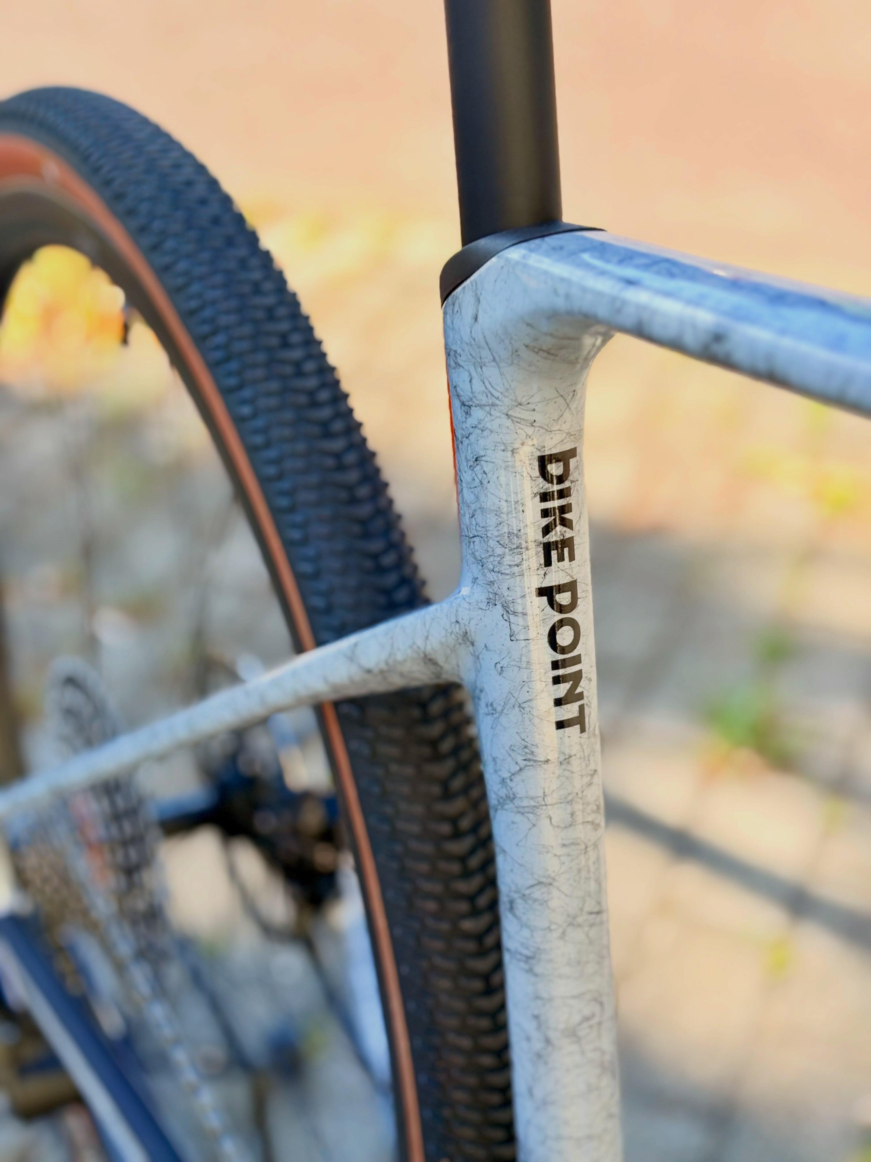 Neues Nuroad, neuer Look 🚀
Das neue CUBE Nuroad C:62 EXC ist da – und kommt in der Farbe wolf fibre mal wieder mit einer Lackierung, die definitiv auffällt. 👀
Dazu gibt’s eine neue Lenker-Vorbau-Einheit, die dem Nuroad nicht nur einen modernen Look verpasst, sondern das Cockpit auch richtig clean wirken lässt.
Und jetzt kommt’s: Trotz Updates ist das Nuroad C:62 EXC sogar 100 € günstiger als im letzten Jahr. 💥
Neuer Look, neues Cockpit, bewährtes Nuroad-Konzept – und weniger auf dem Preisschild. Klingt ziemlich gut, oder? 😏
#cube #cubenuroad #nuroad #gravelbike #bikepointdresden
