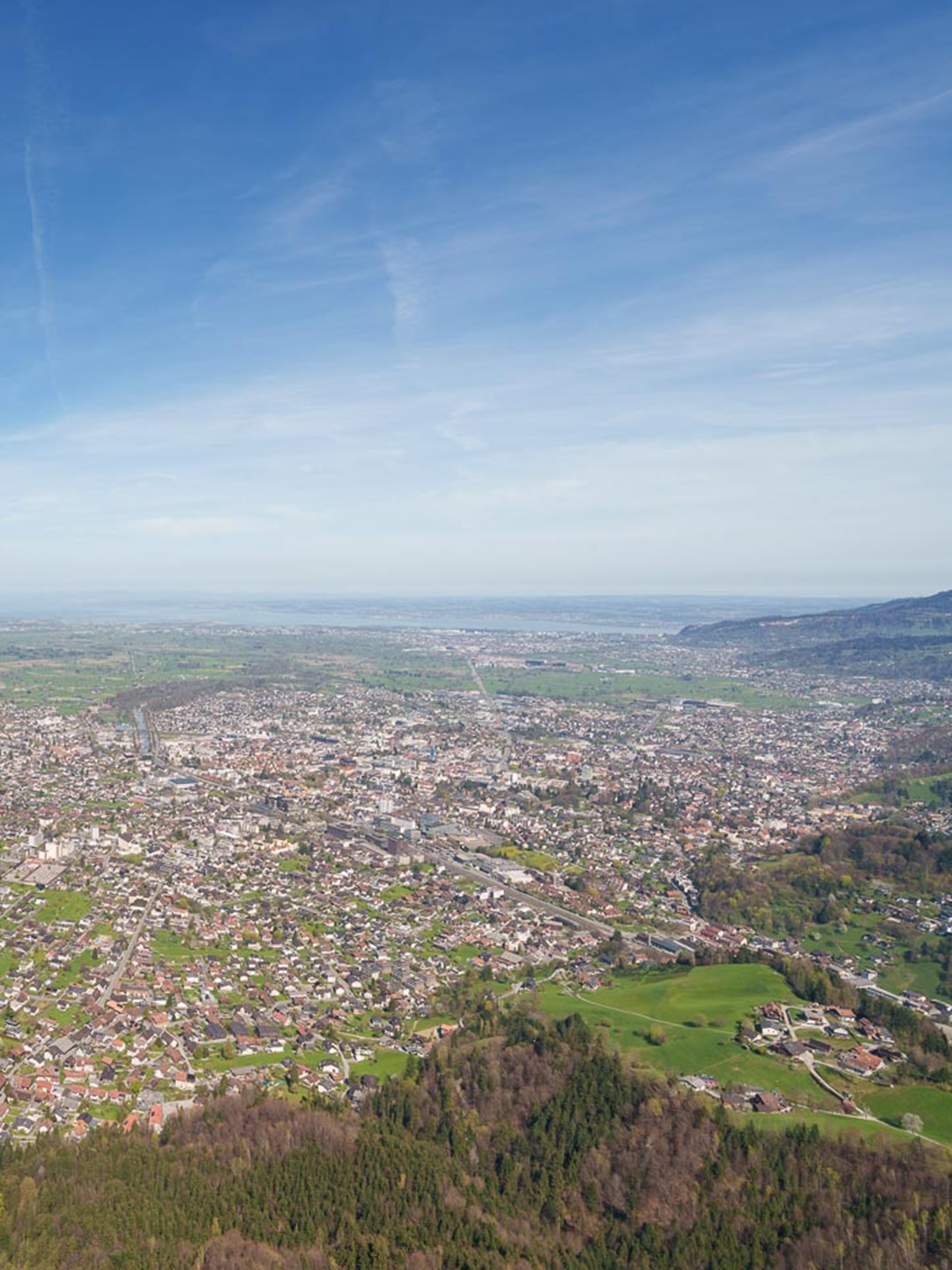 Manche Abende bleiben einfach in Erinnerung ⛰️
Unser Mitglied @pano.karren verbindet kulinarischen Genuss mit einem einzigartigen Blick über Dornbirn und weit darüber hinaus.
Ob romantisches Dinner, gemütlicher Abend mit Freunden oder einfach ein besonderer Moment zwischendurch – hier treffen saisonale Köstlichkeiten auf eine Atmosphäre, die man so schnell nicht vergisst ✨