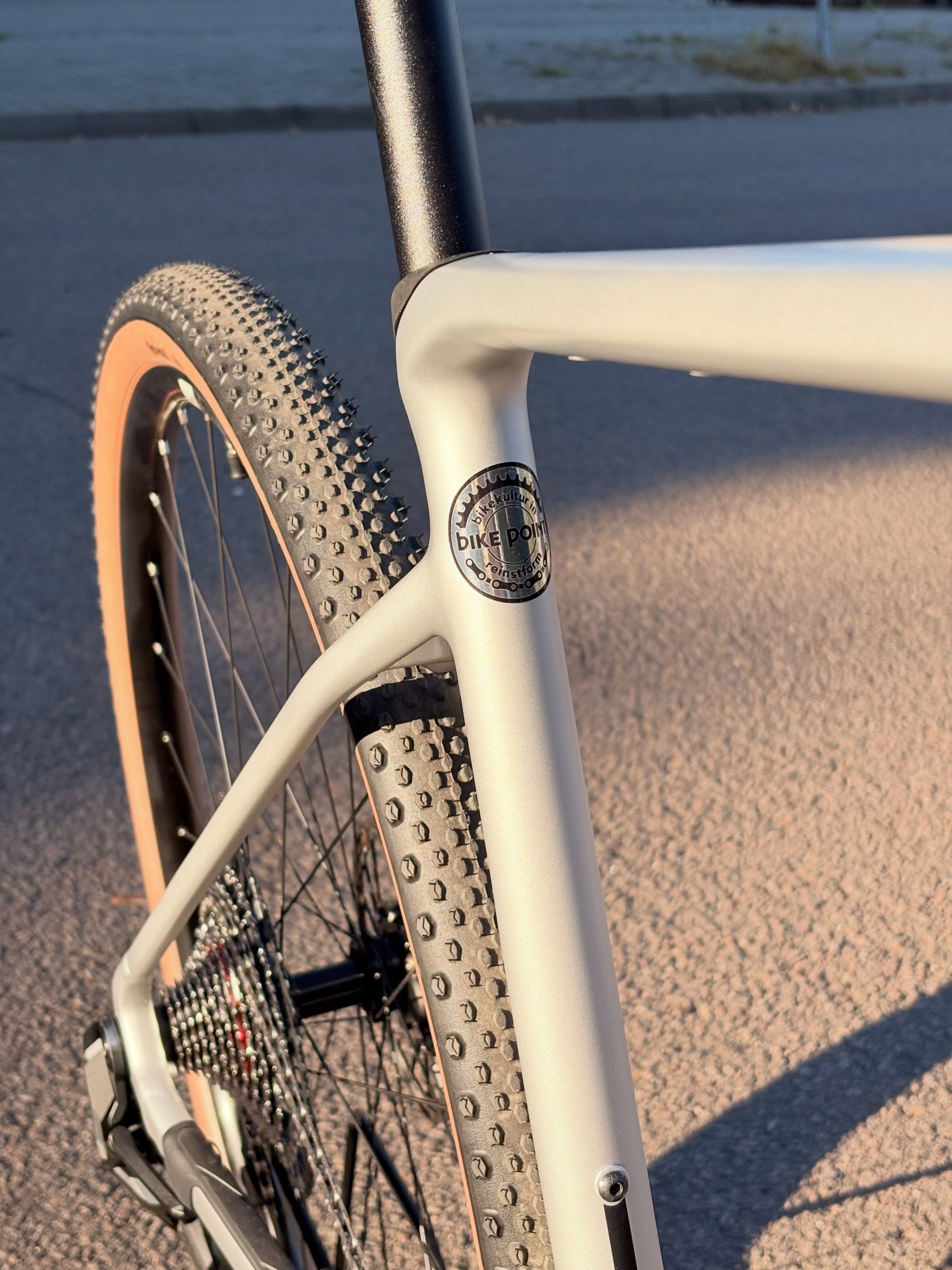 🚀 Das Bike mit dem besten Preis-Leistungs-Verhältnis für 2027?
Wer genau hinsieht, entdeckt sie: Die Schweißnähte verstecken sich unter der abgefahrenen „Spaceship“-Lackierung des neuen CUBE Nuroad SLX. 👀✨
Und nicht nur optisch gibt’s hier einiges zu entdecken: Das Nuroad SLX ist das erste CUBE Alu-Gravelbike mit elektronischer Schaltung! ⚡️
Mit SRAM Rival 13-fach bekommst du elektronische Schaltperformance, jede Menge Gravel-Feeling und das Ganze für gerade mal 1.999 €. 🤯
Kurz gesagt: Alu, Gravel, elektronisch und 13-fach – für unter 2.000 €.
Was will man mehr? 😏
#cube #cubenuroad #nuroadslx #gravelbike #bikepointdresden