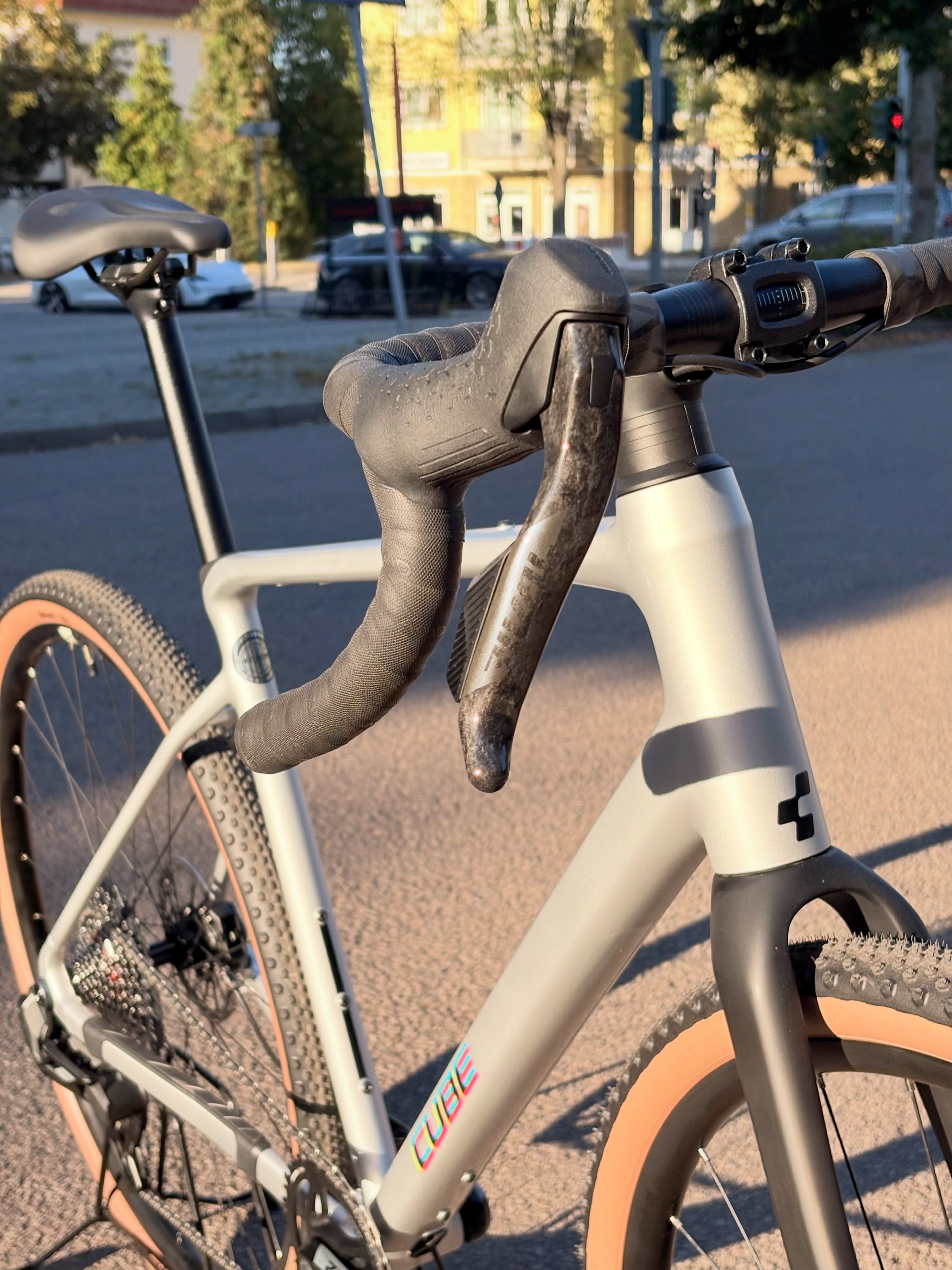 🚀 Das Bike mit dem besten Preis-Leistungs-Verhältnis für 2027?
Wer genau hinsieht, entdeckt sie: Die Schweißnähte verstecken sich unter der abgefahrenen „Spaceship“-Lackierung des neuen CUBE Nuroad SLX. 👀✨
Und nicht nur optisch gibt’s hier einiges zu entdecken: Das Nuroad SLX ist das erste CUBE Alu-Gravelbike mit elektronischer Schaltung! ⚡️
Mit SRAM Rival 13-fach bekommst du elektronische Schaltperformance, jede Menge Gravel-Feeling und das Ganze für gerade mal 1.999 €. 🤯
Kurz gesagt: Alu, Gravel, elektronisch und 13-fach – für unter 2.000 €.
Was will man mehr? 😏
#cube #cubenuroad #nuroadslx #gravelbike #bikepointdresden