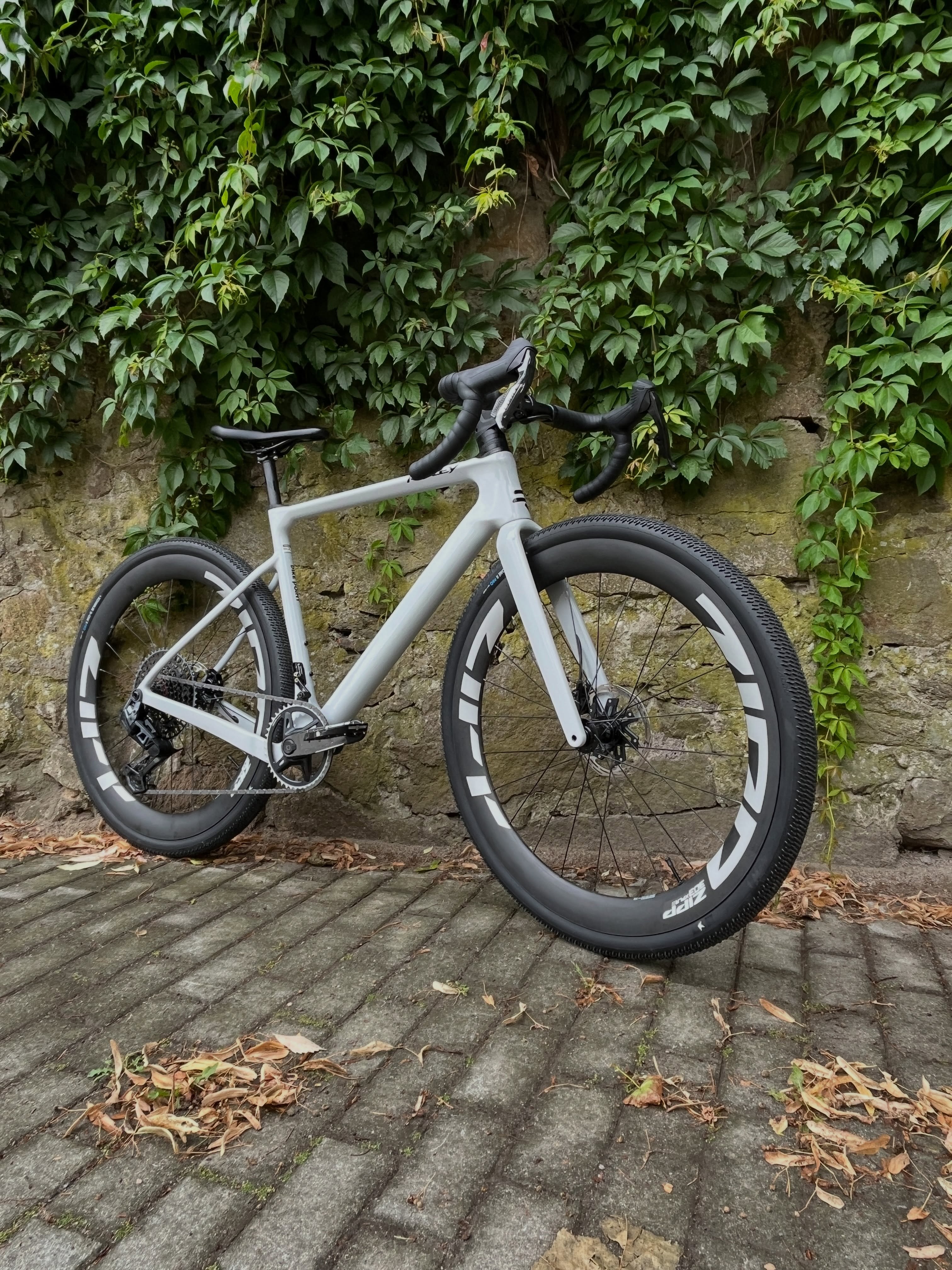 Das Ridley ASTR gibt’s von der Stange – oder du konfigurierst dir deine ganz persönliche Waffe. 🔥🚀
Serie oder Custom? Du hast die Wahl. 😎
#ridley #ridleyastr #gravelbike #gravelcycling #bikepointdresden
