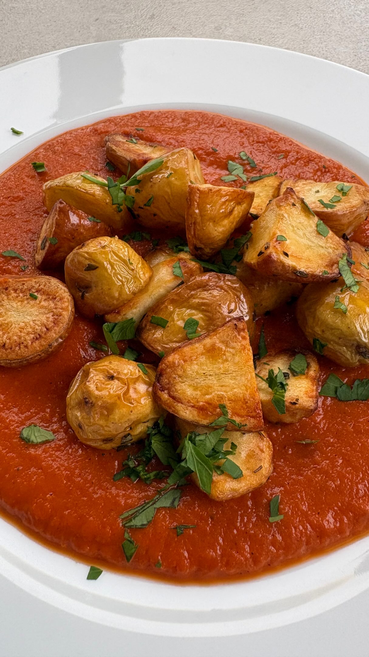 Last week I defrosted some tomato pasta sauce to go with roasted baby potatoes. It was so good I had to recreate it and so glad I did! Next time I’m going to add a little smoked paprika to the tomatoes to give it a patatas bravas flavour, but delicious just as it is, even if I do say so myself!
@britishtomatoes
#crispypotatoes #tomatosauce #potatorecipes