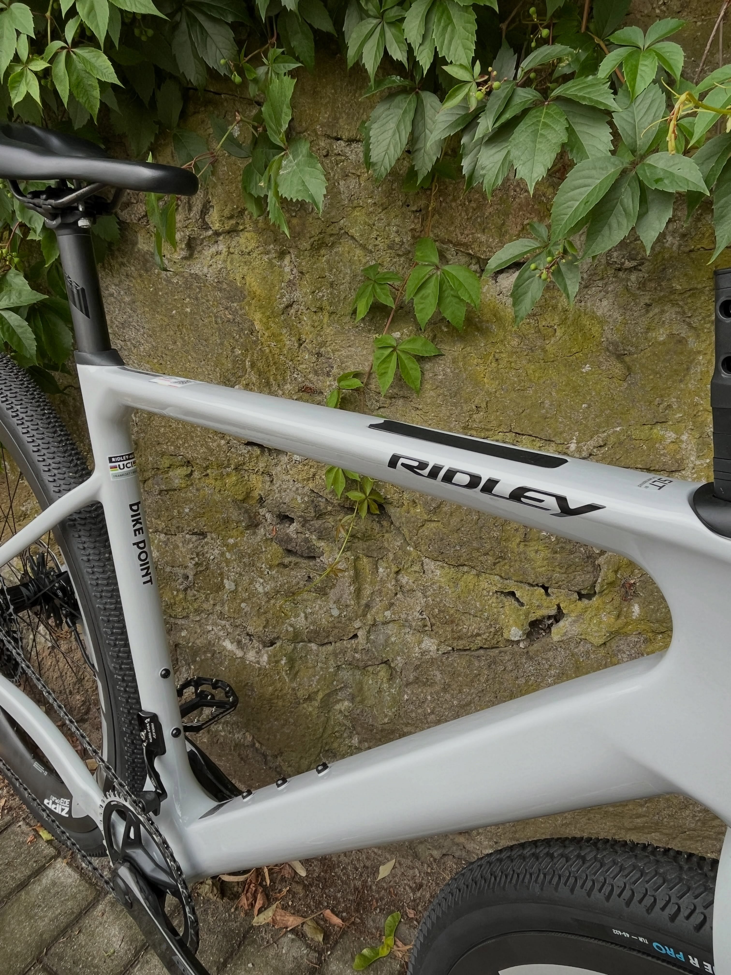 Details, die den Unterschied machen. 👀🔥
Beim Aufbau dieses Ridley ASTR wurde ordentlich aufgefahren: SRAM Force / GX Mullet 1x13-fach trifft auf einen Zipp 303 XPLR Laufradsatz.
Ein Setup für alle, die beim Gravelbike nicht zwischen Performance und Abenteuer wählen wollen. Leicht, schnell und bereit für alles, was hinter dem nächsten Abzweig wartet. 🚀
Und genau dafür lieben wir Custom Builds: Du bestimmst, was deine persönliche Gravel-Waffe ausmacht. 💥
#ridley #ridleyastr #sram #sramforce #bikepointdresden