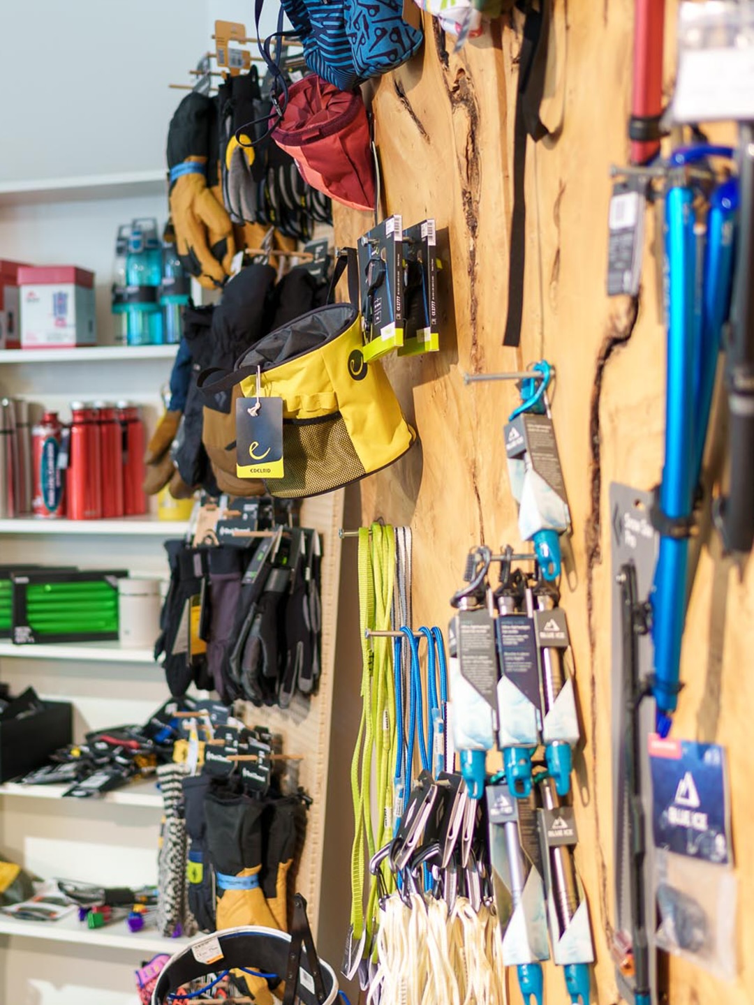 Für alle, die lieber draußen als drinnen sind 🏔️
Unser Mitglied @_.siurana._ in Dornbirn bringt Bergsport und alpine Leidenschaft zusammen.
Von hochwertiger Ausrüstung bis hin zu ausgewählten Highlights aus der Skikultur – hier trifft Erfahrung auf echte Begeisterung für die Berge.
Und wenn du noch nicht genau weißt, was du für dein nächstes Abenteuer brauchst: Das Team steht mit persönlicher und fachkundiger Beratung zur Seite. 🎿🥾
Zeit, den nächsten Gipfel ins Visier zu nehmen.