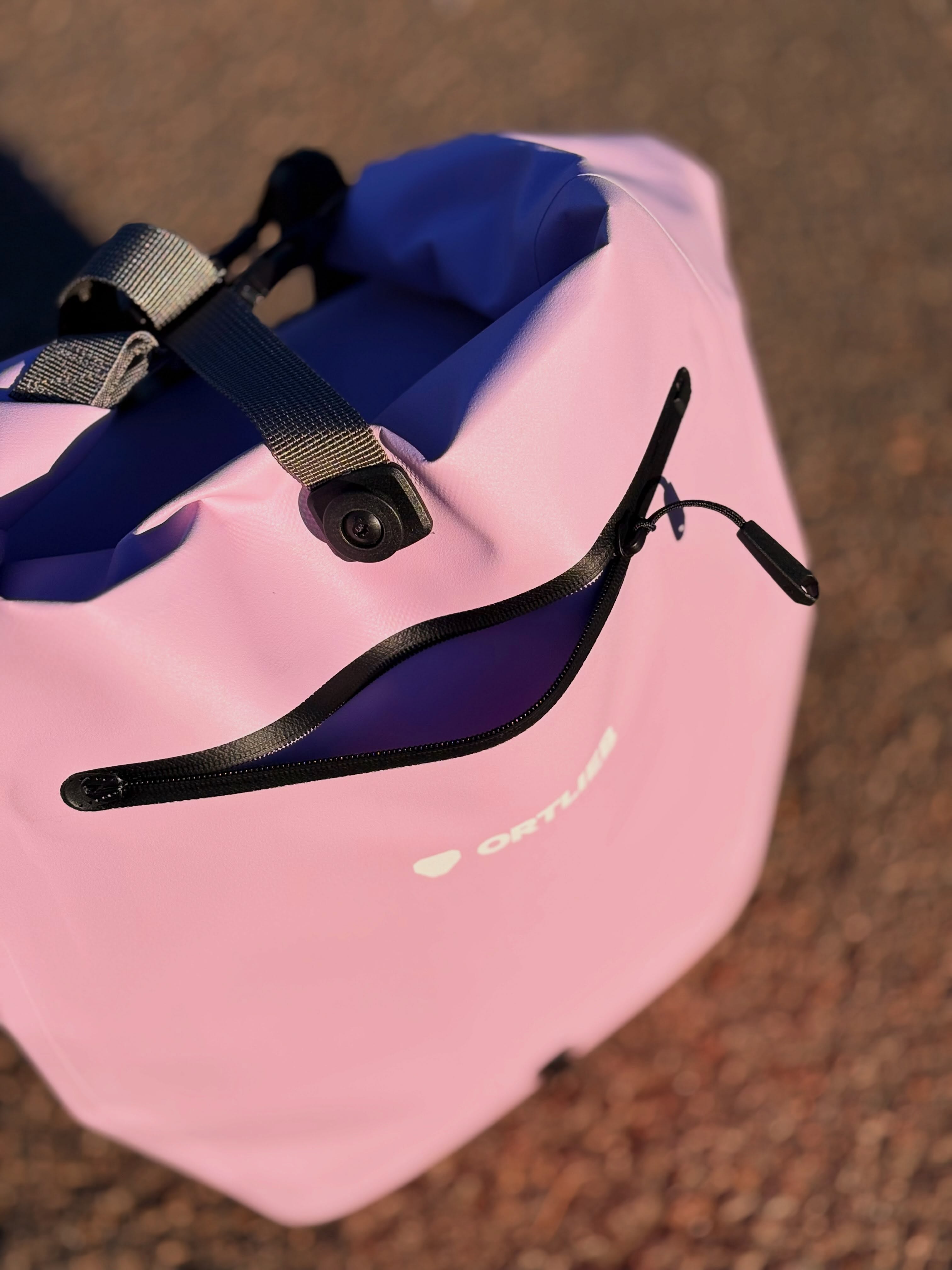 🚨 @ortlieb_waterproof bekommt ein Upgrade!🚨
Neue Taschen, frische Farben und schicke Designs – und mittendrin: TIDURA®👀
Das neue Materialsystem von ORTLIEB verbindet robustes Gewebe, wasserdichte Beschichtung und hochfrequenz-verschweißte Nähte zu einem System. Das Ergebnis: wasserdicht, extrem strapazierfähig und gemacht für lange Haltbarkeit. 💪💦
Dabei setzt TIDURA® auf Reparierbarkeit und austauschbare Komponenten – vom Alltag bis zum harten Outdoor-Einsatz. 🚲🏕️
Und optisch gibt’s ebenfalls ordentlich frischen Wind: neue Farben, neue Designs, neue Taschen. 🎨
👉 Die neuen TIDURA®-Produkte gibt’s ab sofort bei uns im bikepoint Dresden!
Kommt vorbei und schaut sie euch live an. 😎
#bikepointdresden #ortlieb #tidura #ortliebtidura #fahrradtaschen
