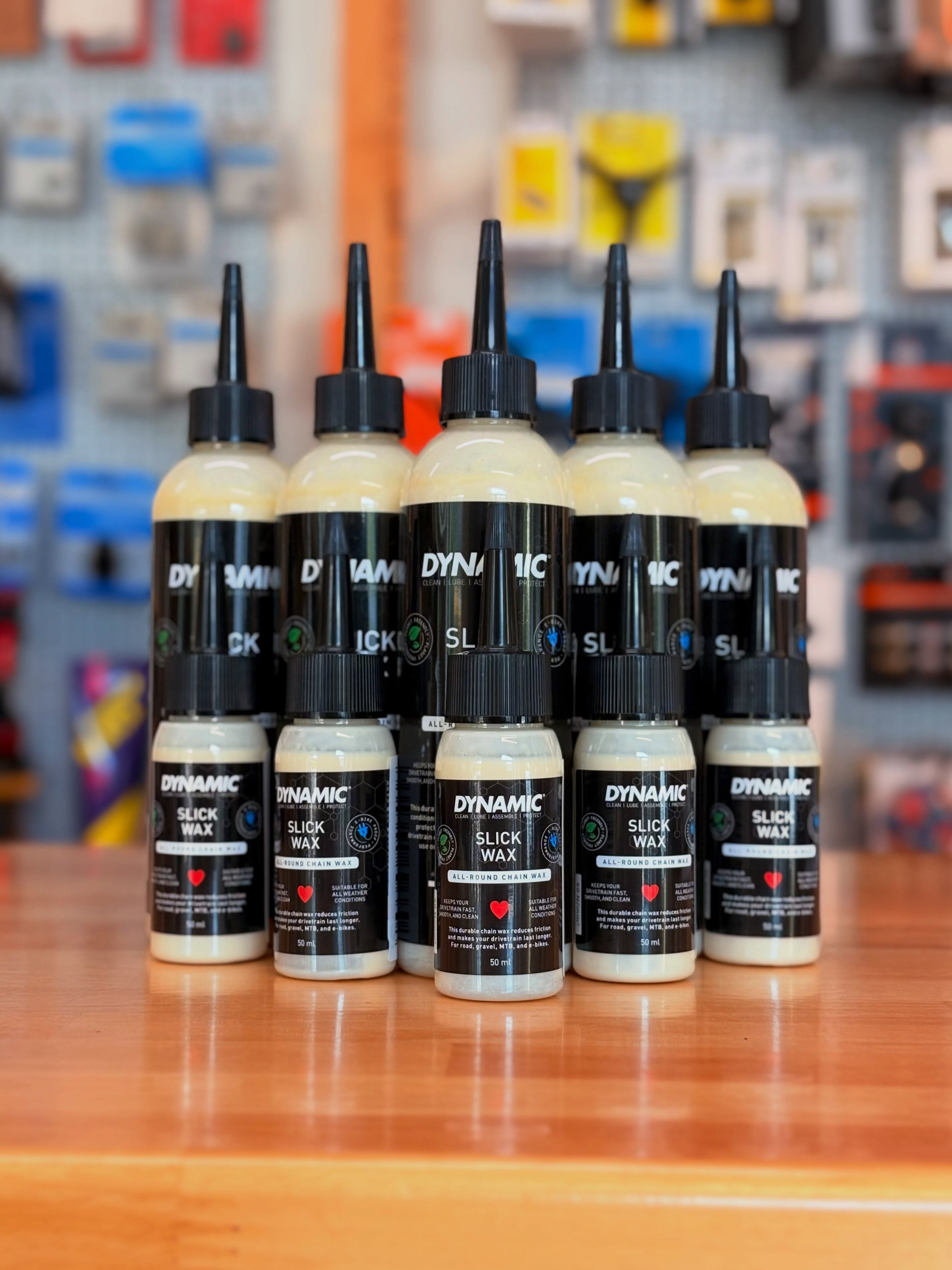 Wer nicht wagt, der wachst! 🕯️🔥
So auch wir – für euch! 😎
Mit den neuen Wachsen von @dynammicbikecare sind wir bestens aufgestellt: Egal ob Heißwachs mit dem Hyper Wax oder schnelles Nachwachsen mit dem Slick Wax – damit bekommt eure geliebte Maschine genau das, was sie verdient. 🚴♂️✨
Weniger Reibung, geschmeidiger Antrieb und einfach richtig Bock auf Kilometer. 😏
Also: Bock auf ein Upgrade?
Dann kommt vorbei und wachst euch glücklich! 🫶
#bikepointdresden #dynamic #fahrradpflege #kettenschmierung #heißwachs