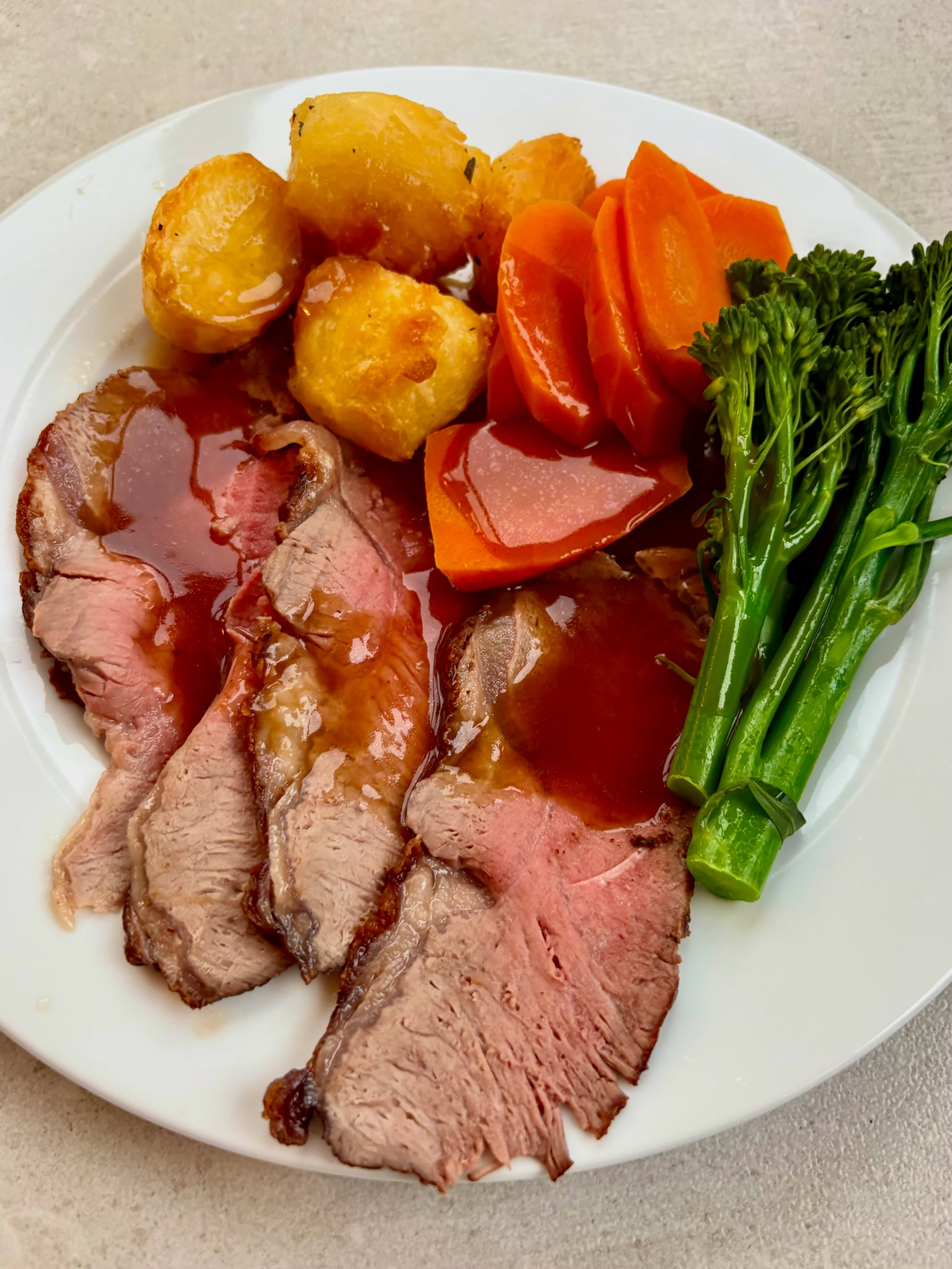 As you may have seen on my stories, we had a delicious but simple roast on Sunday. Nice sirloin joint with roasties (that wouldn’t brown ?), carrots, tenderstem broccoli and beef and red wine gravy (plus Colmans mustard, obvs). Made a Thai beef salad with the leftovers, which I posted on my @salads_for_all_seasons page ?
But now I have a question for you foodies! As a meat thermometer novice, where should you insert the thermometer when checking a joint’s temperature?
#roastbeef #nofoodwaste #autumnfood