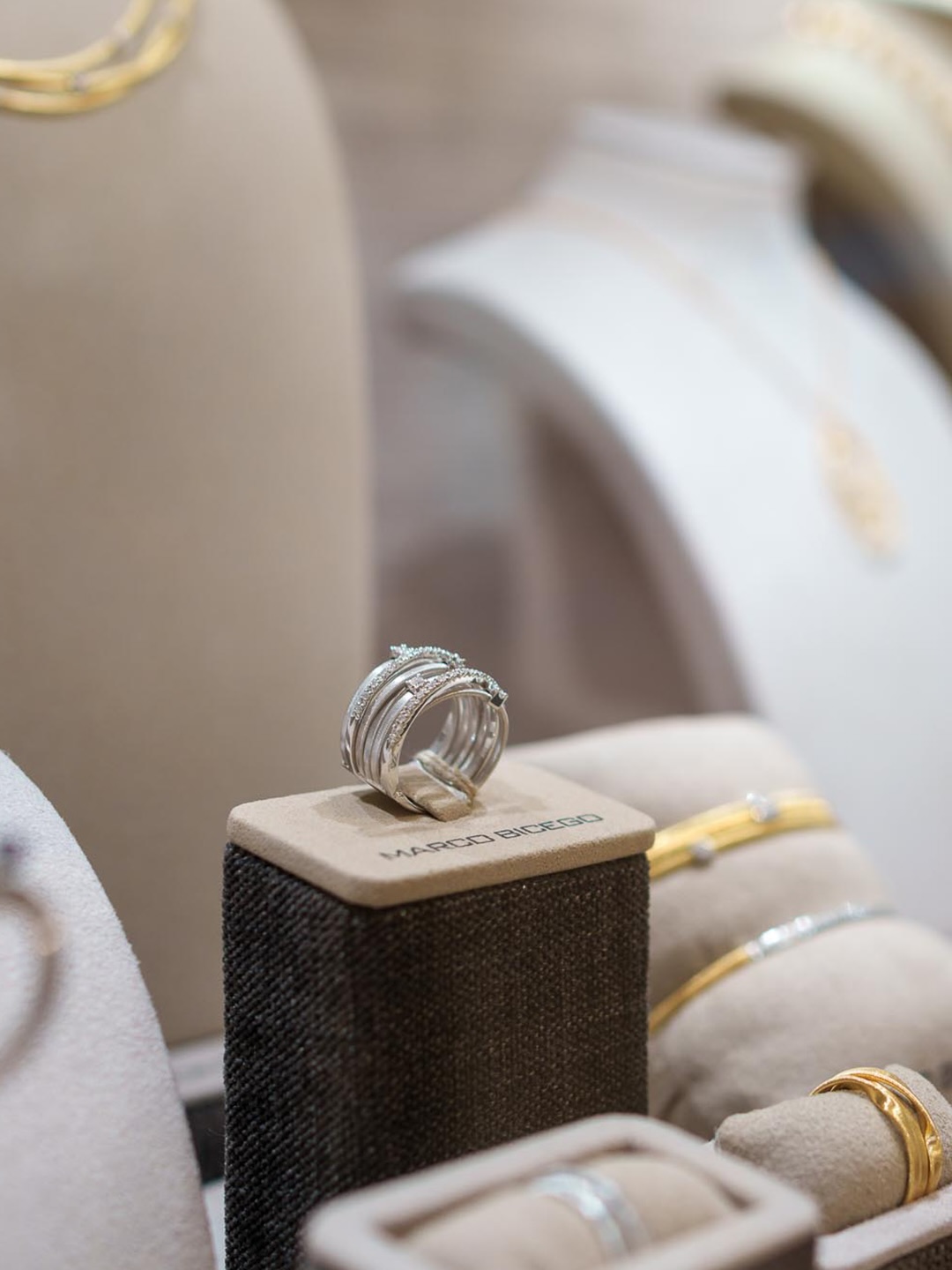 Stil, der bleibt ✨
Unser Mitglied @juwelierorein in Dornbirn verbindet exklusive Optik mit edlem Schmuck und einem Gespür für zeitlose Eleganz.
Ob besondere Brille oder Schmuckstück mit Charakter – hier trifft Qualität auf individuelle Stilberatung.
Für alle, die nicht einfach irgendetwas suchen, sondern etwas, das wirklich zu ihnen passt. 🤍