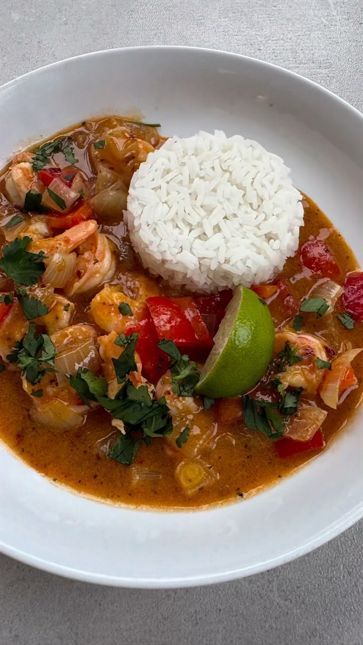 I haven’t had a Red Thai curry in ages so decided to make this easy prawn curry this evening. Dinner for one as the husband decided he wanted the leftover harissa honey chicken from last nights post! I use a Red Thai curry paste but enhance it with garlic, ginger, fish sauce and palm sugar. Served with Jasmine rice and a side of smashed cucumber salad. Will be making again!
#prawncurry #thaicurry #prawnrecipes
Rice - @tildarice